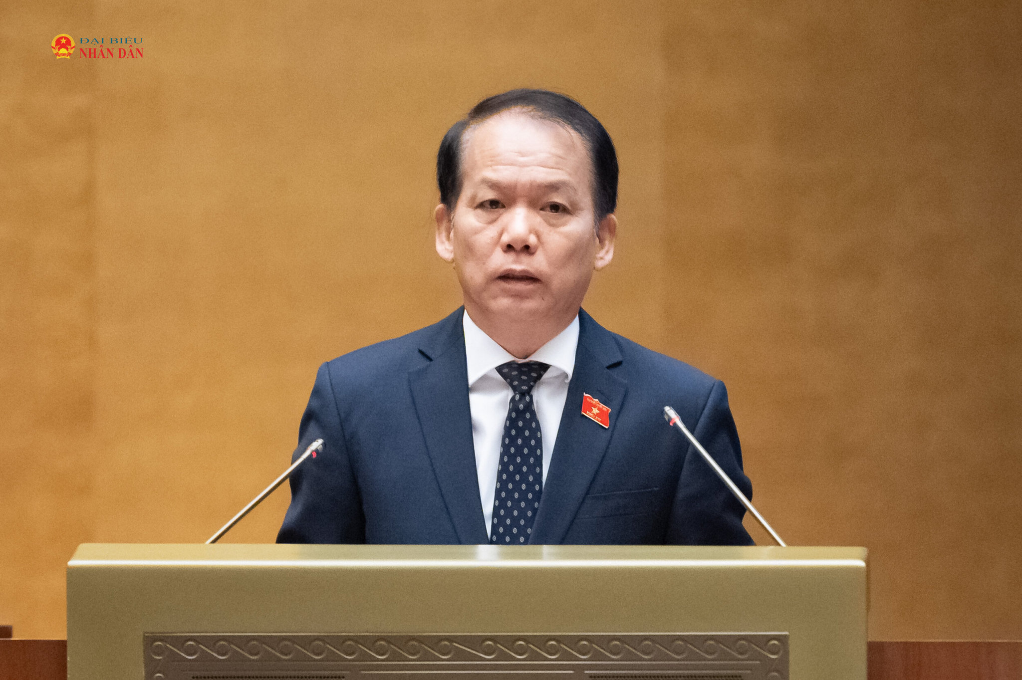 Bộ trưởng Tư pháp Hoàng Thanh Tùng trình bày tờ trình về 02 dự án: Luật Tài nguyên, môi trường biển và hải đảo (sửa đổi); Luật sửa đổi, bổ sung một số điều của Luật Bảo vệ môi trường
