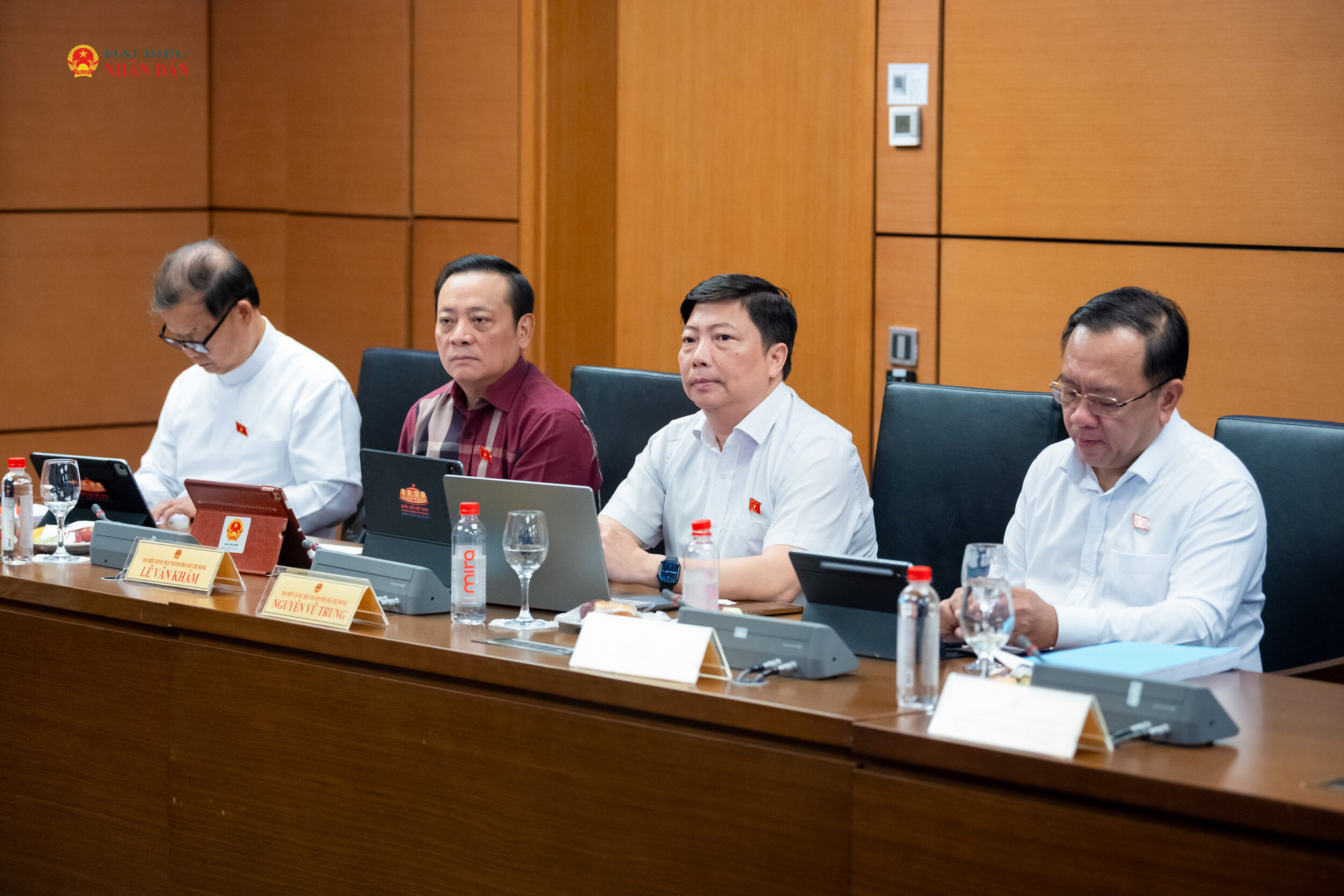 Đại biểu tham dự phiên thảo luận tại Tổ 2
