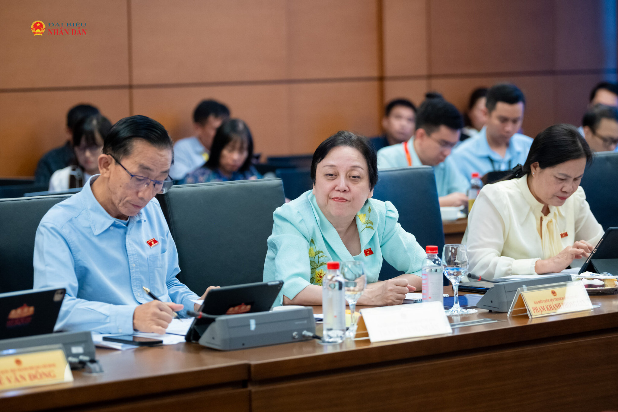 Đại biểu tham dự phiên thảo luận tại Tổ 2