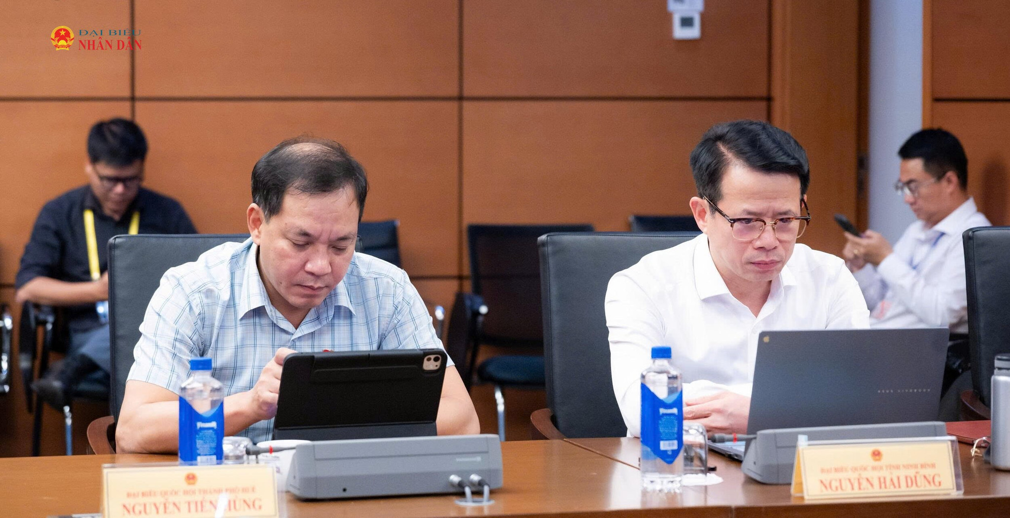 Các đại biểu tham dự thảo luận tại Tổ 9