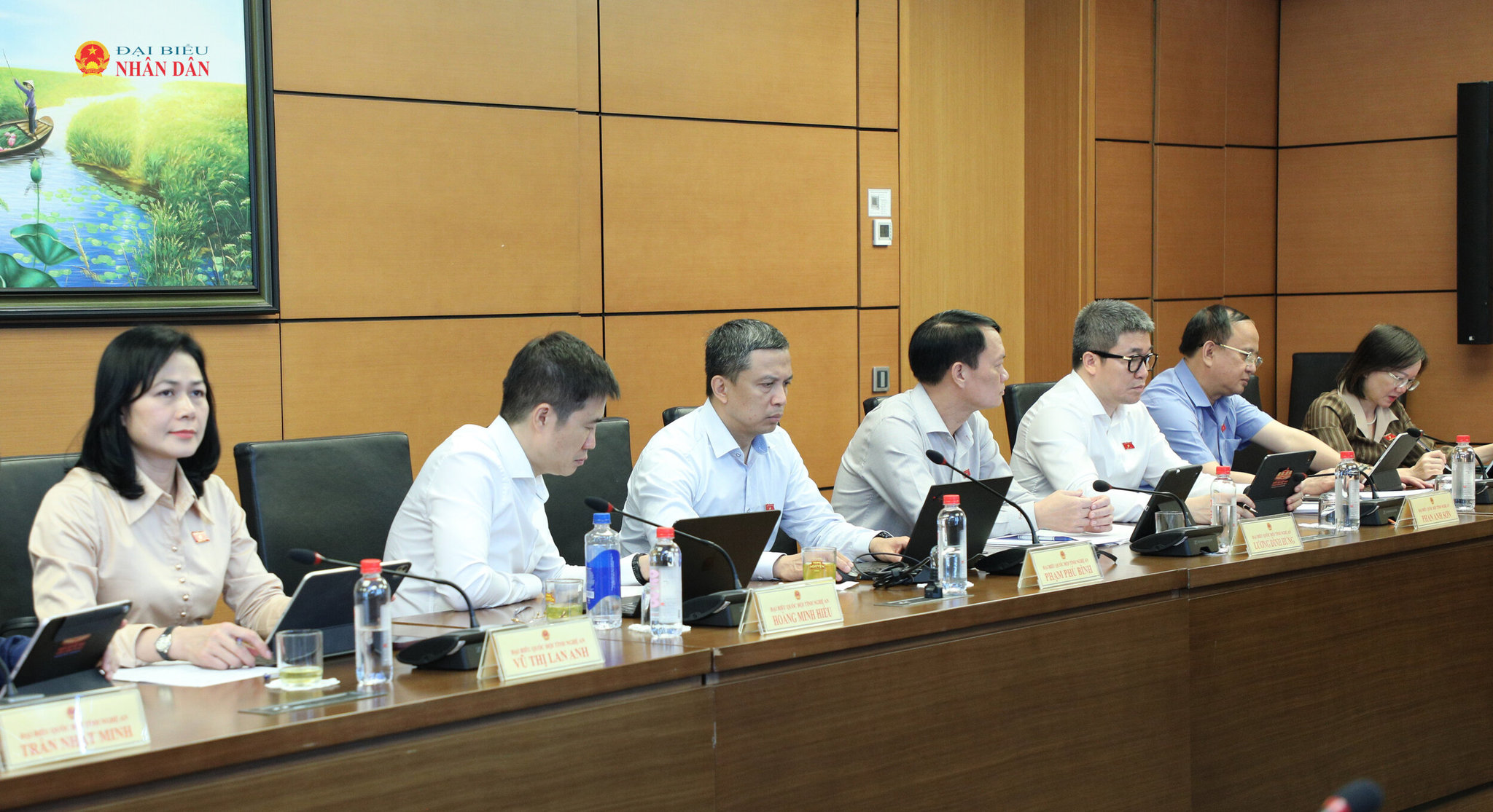 Các ĐBQH tỉnh Nghệ An dự phiên thảo luận tổ
