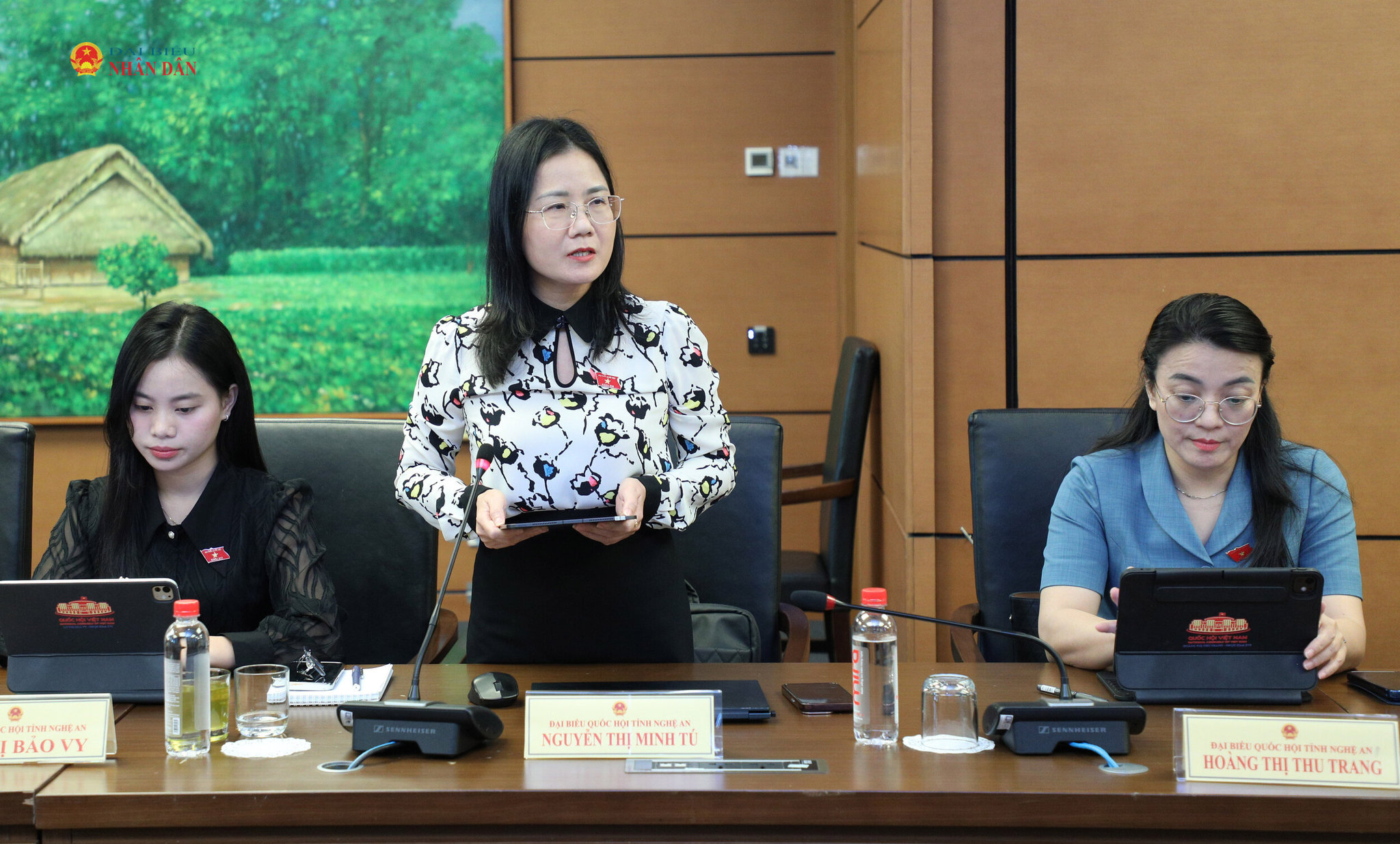 ĐBQH Nguyễn Thị Minh Tú (Nghệ An) phát biểu