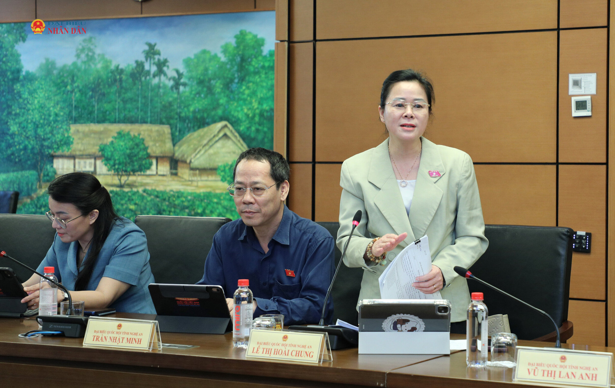 ĐBQH Lê Thị Hoài Chung (Nghệ An) phát biểu.