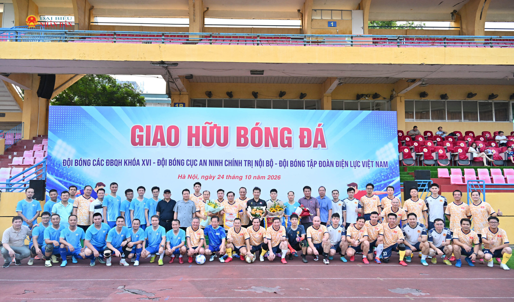 Các đại biểu và các đội bóng chụp ảnh lưu niệmVQK_0725