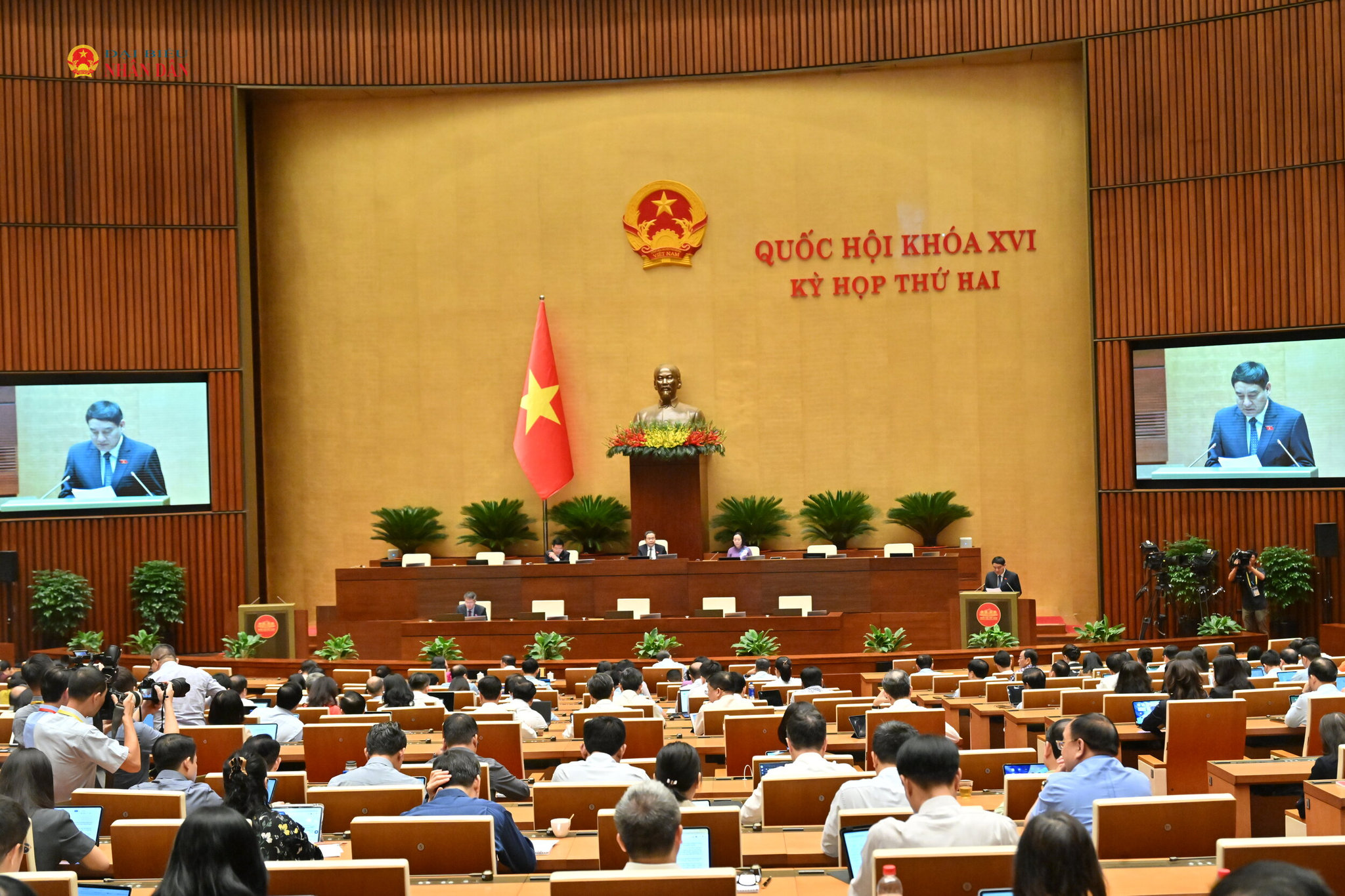 Chủ nhiệm Ủy ban Văn hóa và Xã hội Nguyễn Đắc Vinh trình bày Báo cáo thẩm tra dự án Luật Phát triển công nghiệp văn hóa