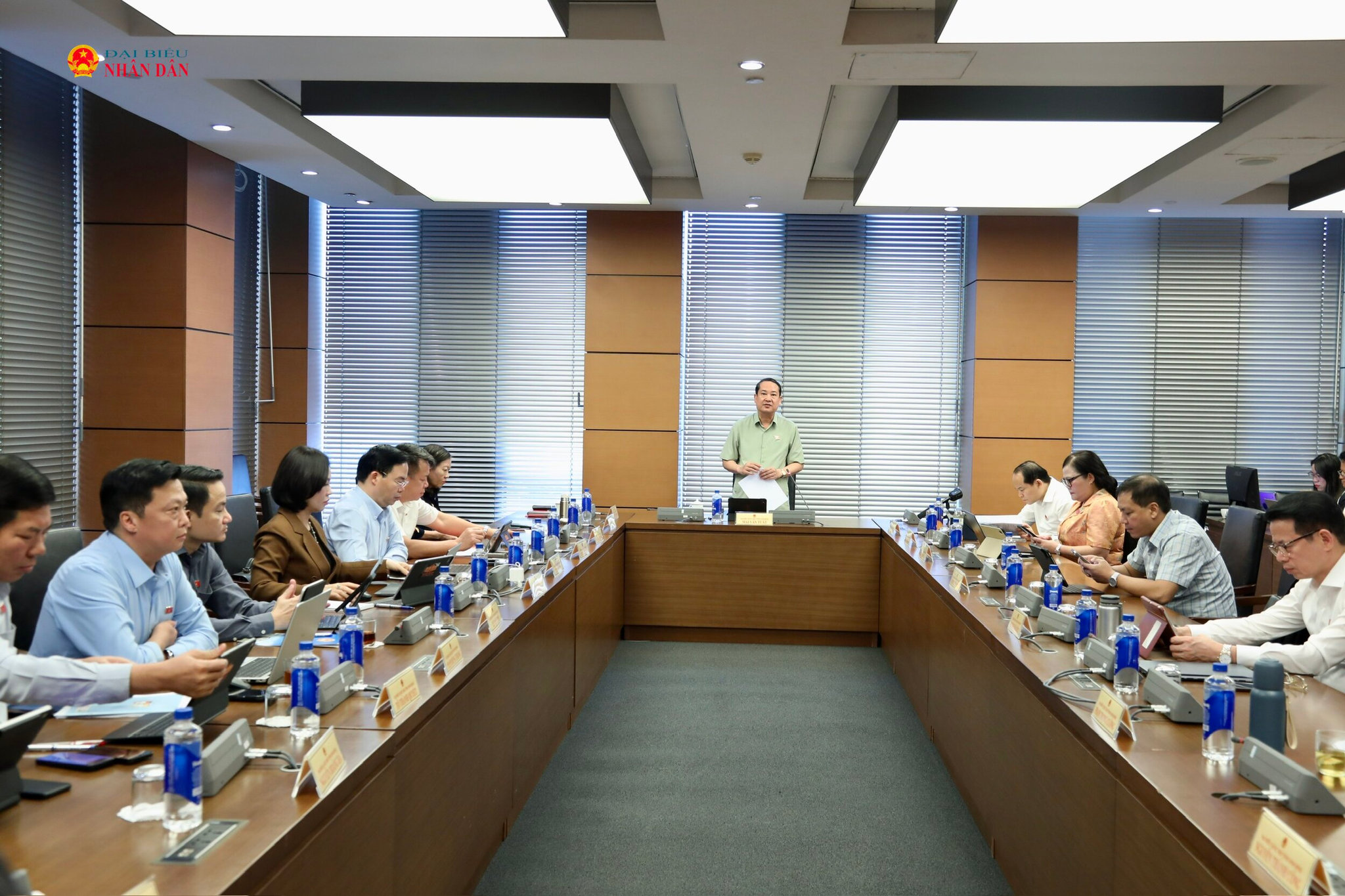 Toàn cảnh thảo luận tại Tổ 9