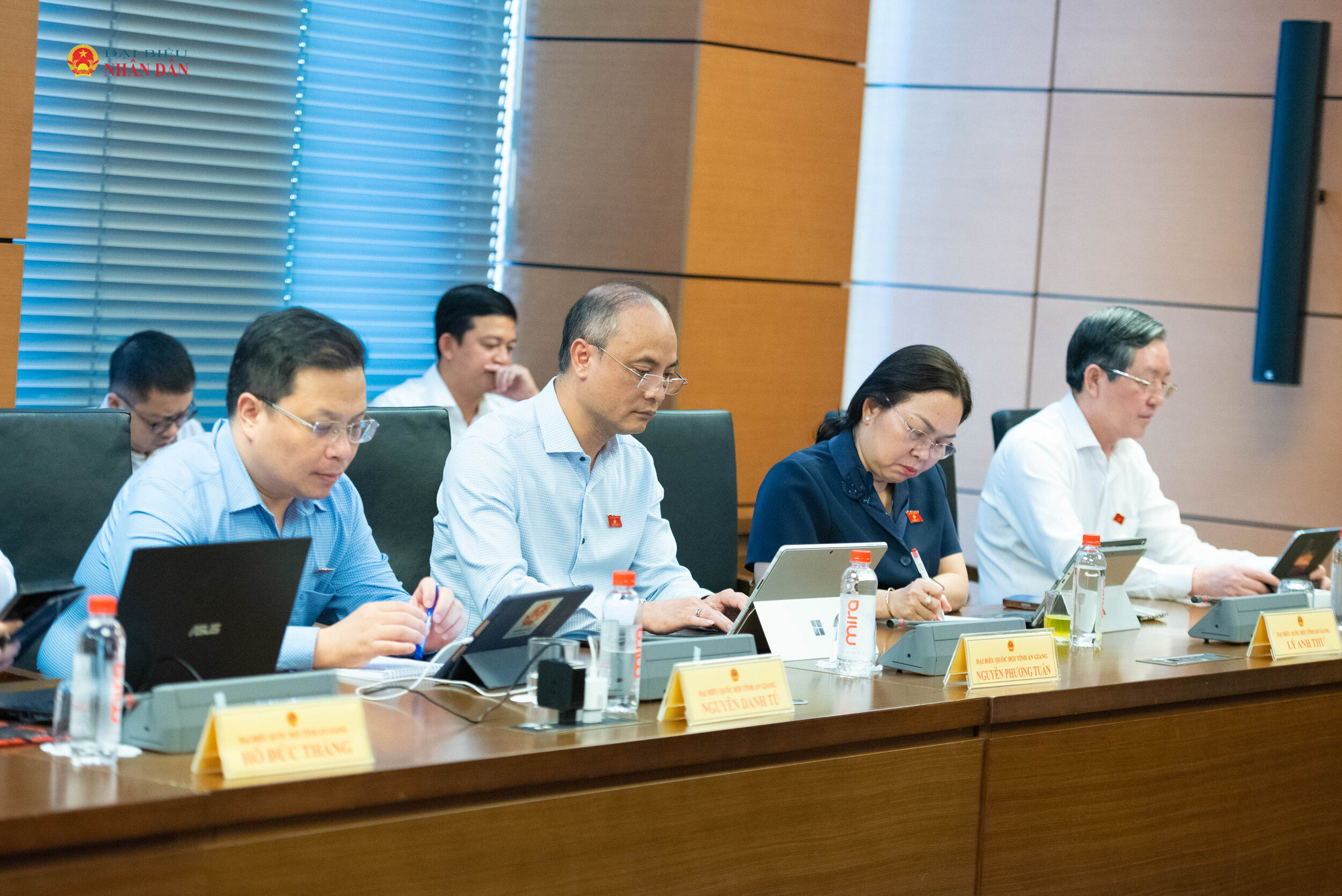 Các ĐBQH tỉnh An Giang tại phiên họp tổ. Ảnh: Xuân Quý