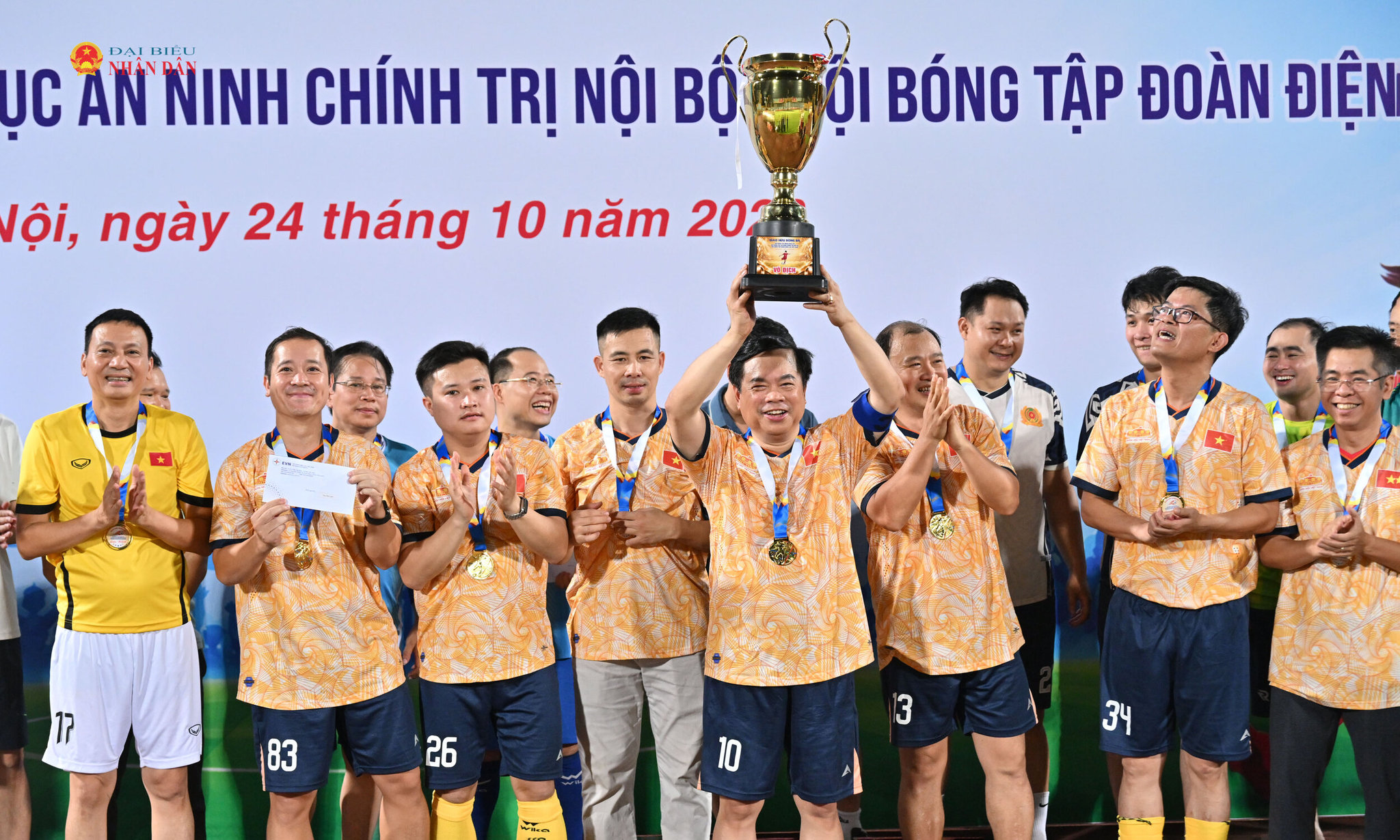 Đội bóng các ĐBQH Khóa XVI giành cup vô địchVQK_1002