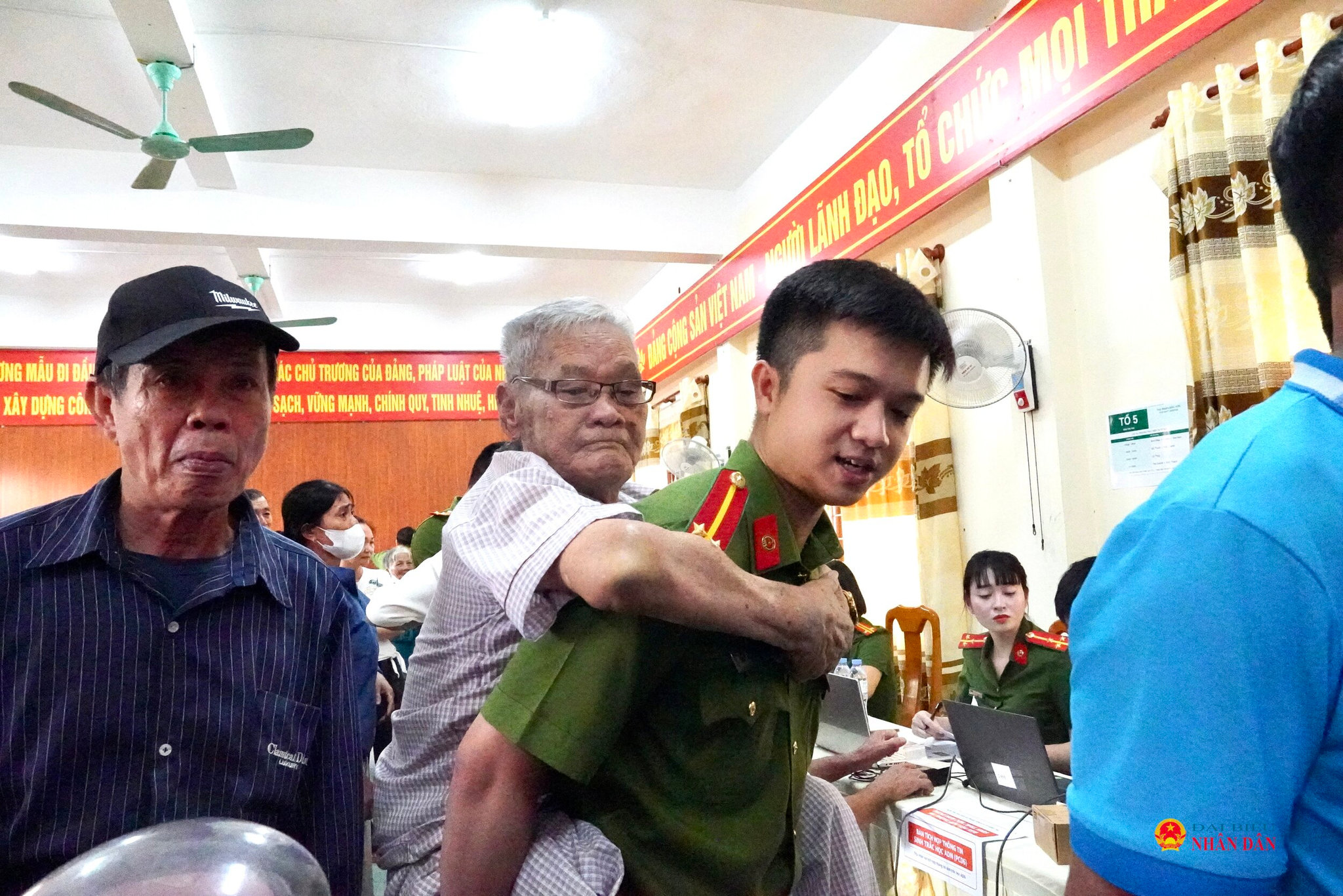 Cán bộ, chiến sĩ Công an hỗ trợ ông Nguyễn Lình, thương binh hạng 1