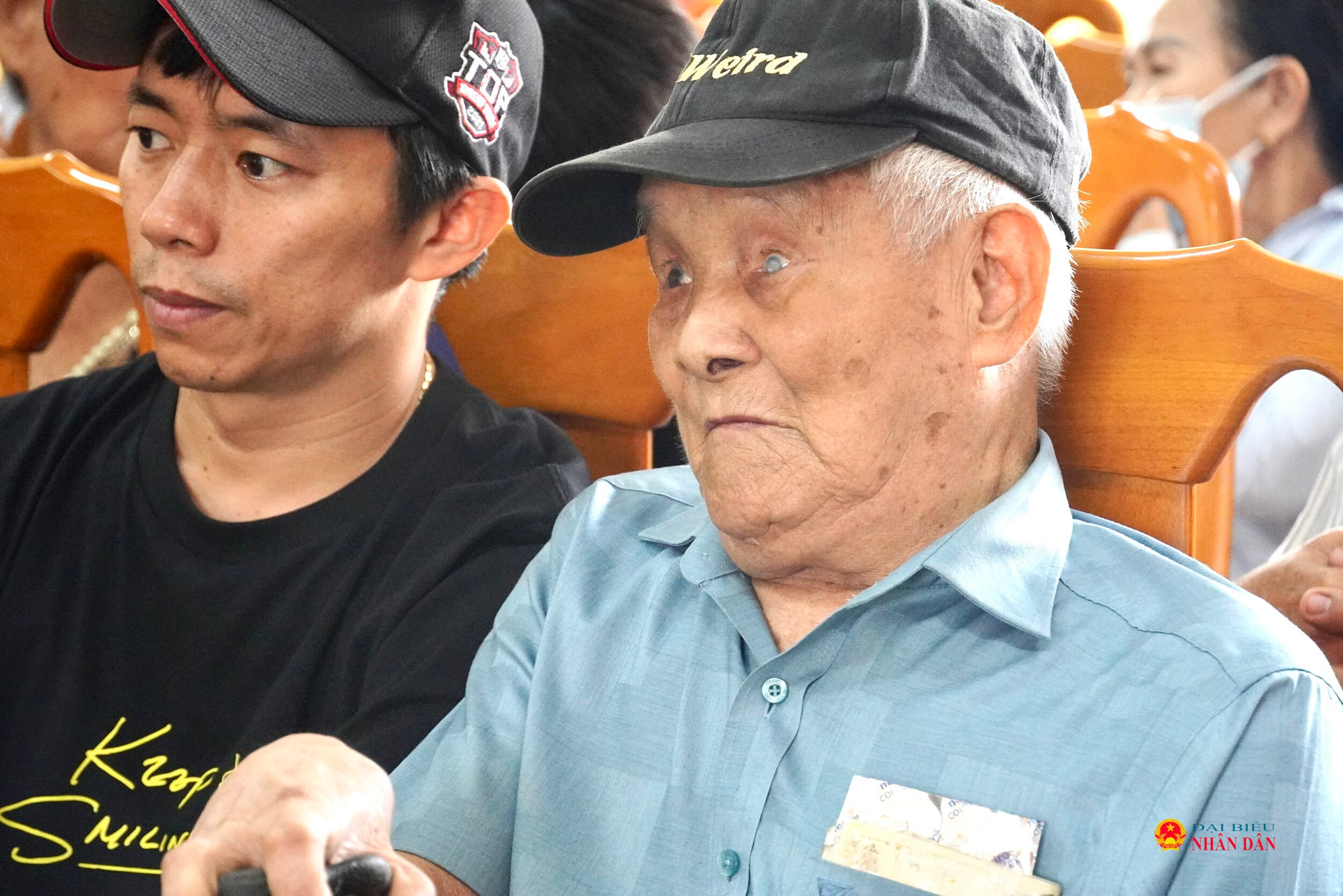 Ông Nguyễn Thanh Xuân, anh trai liệt sĩ, chờ lấy mẫu sinh phẩm ADN