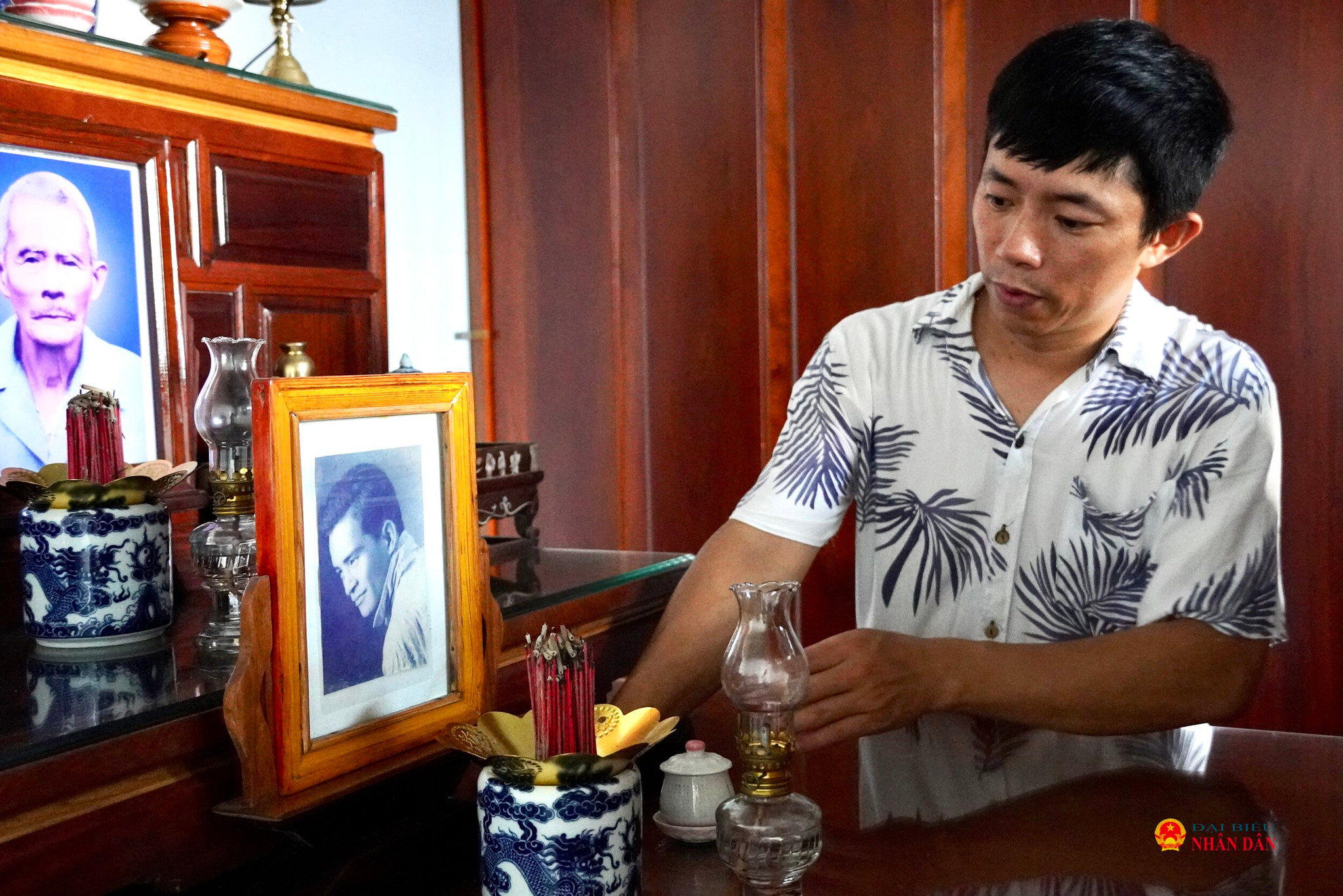Gia đình giữ tấm di ảnh khi còn trẻ của liệt sĩ Nguyễn Xuân Cường để thờ cúng tại nhà
