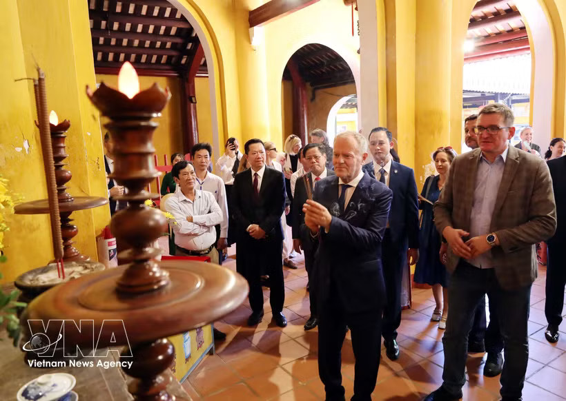 Polish Prime Minister Donald Tusk visits historical and cultural sites in the Hoi An Ancient Town. (Photo: VNA)