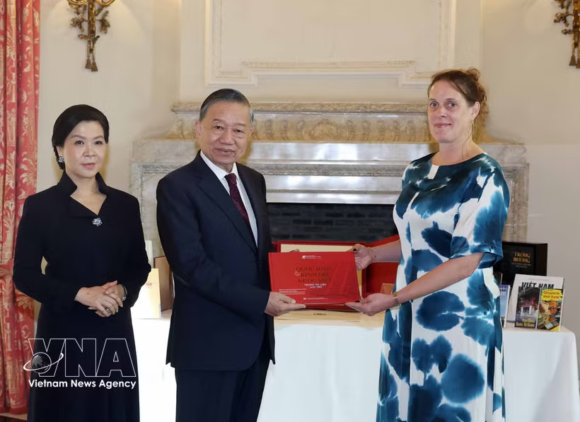 General Secretary of the Communist Party of Vietnam Central Committee and President To Lam and his spouse Ngo Phuong Ly present books to the Royal Library of Belgium in Brussels on October 24. (Photo: VNA)