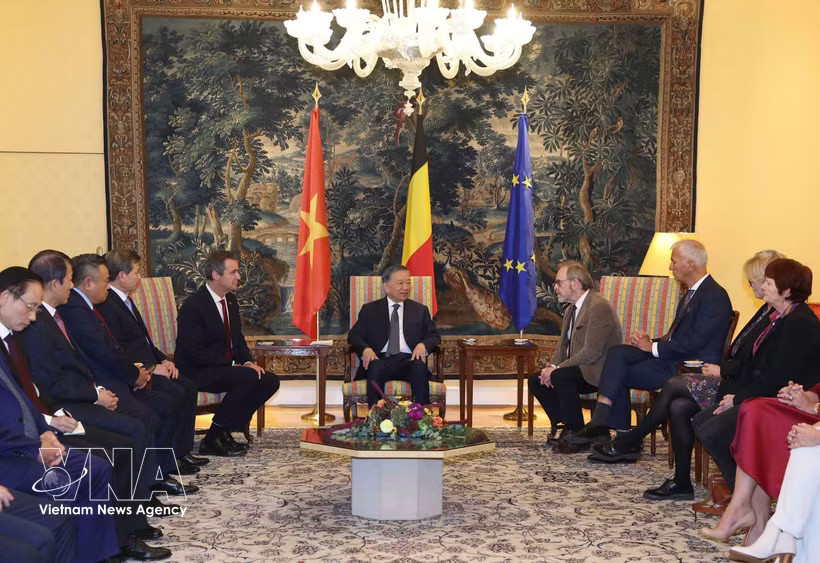 General Secretary of the Communist Party of Vietnam Central Committee and President To Lam (C) meets with Speaker of the Belgian Senate Vincent Blondel (L) and President of the Belgian House of Representatives Peter De Roover (R) on the afternoon of October 23, 2026. (Photo: VNA)