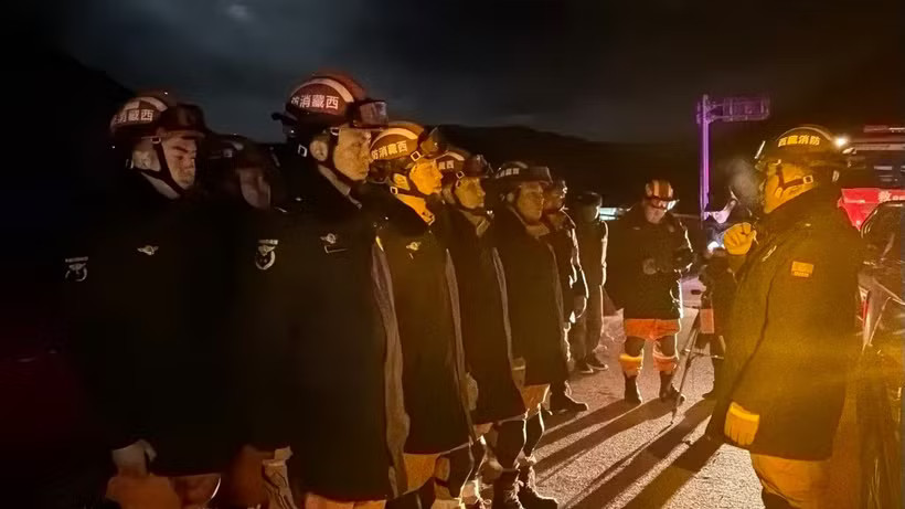 Firefighters and rescue personnel are deployed to an earthquake-hit area in Baqing county, Nagqu city, in Tibet Autonomous Region of China on October 23, 2026. (Photo: Xinhua/VNA)