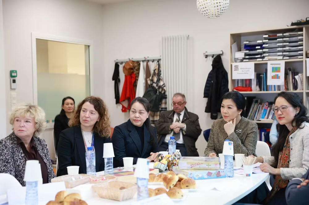 Madame Ngo Phuong Ly is briefed on HUDERF functions, size and pediatric care (Photo published by VNA) vnc.jpg