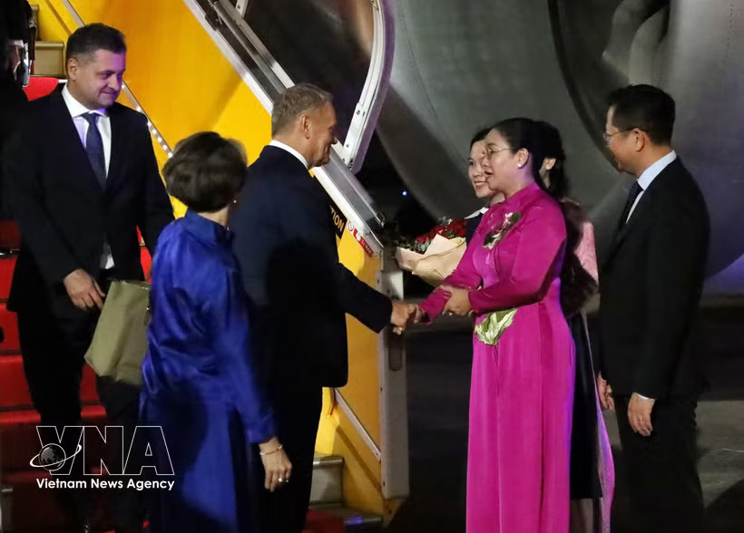 Vice Chairwoman of the Da Nang People’s Committee Nguyen Thi Anh Thi greets Polish Prime Minister Donald Tusk at the Da Nang International Airport (Photo: VNA)