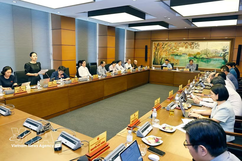 Hanoi deputies gather in a group discussion (Photo: VNA)