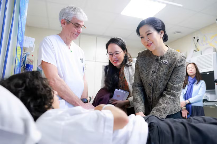 Madame Ngo Phuong Ly visits a patient under treatment at HUDERF (Photo published by VNA)