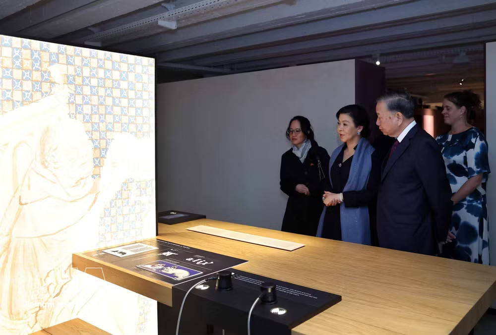 General Secretary of the Communist Party of Vietnam Central Committee and President To Lam and his spouse Ngo Phuong Ly tour the Royal Library of Belgium. (Photo: VNA) vnanet_potal-tong-bi-thu-chu-tich-nuoc-va-phu-nhan-tham-tang-sach-cho-thu-vien-hoang-gia-bi-9109755.jpg
