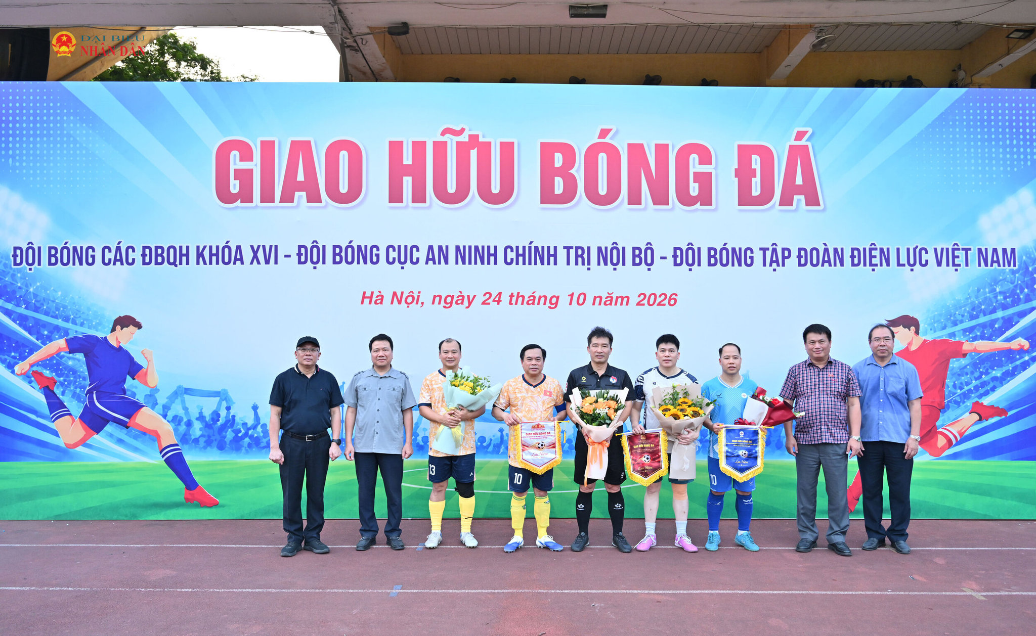 Tặng hoa đại diện các đội bóngVQK_0703