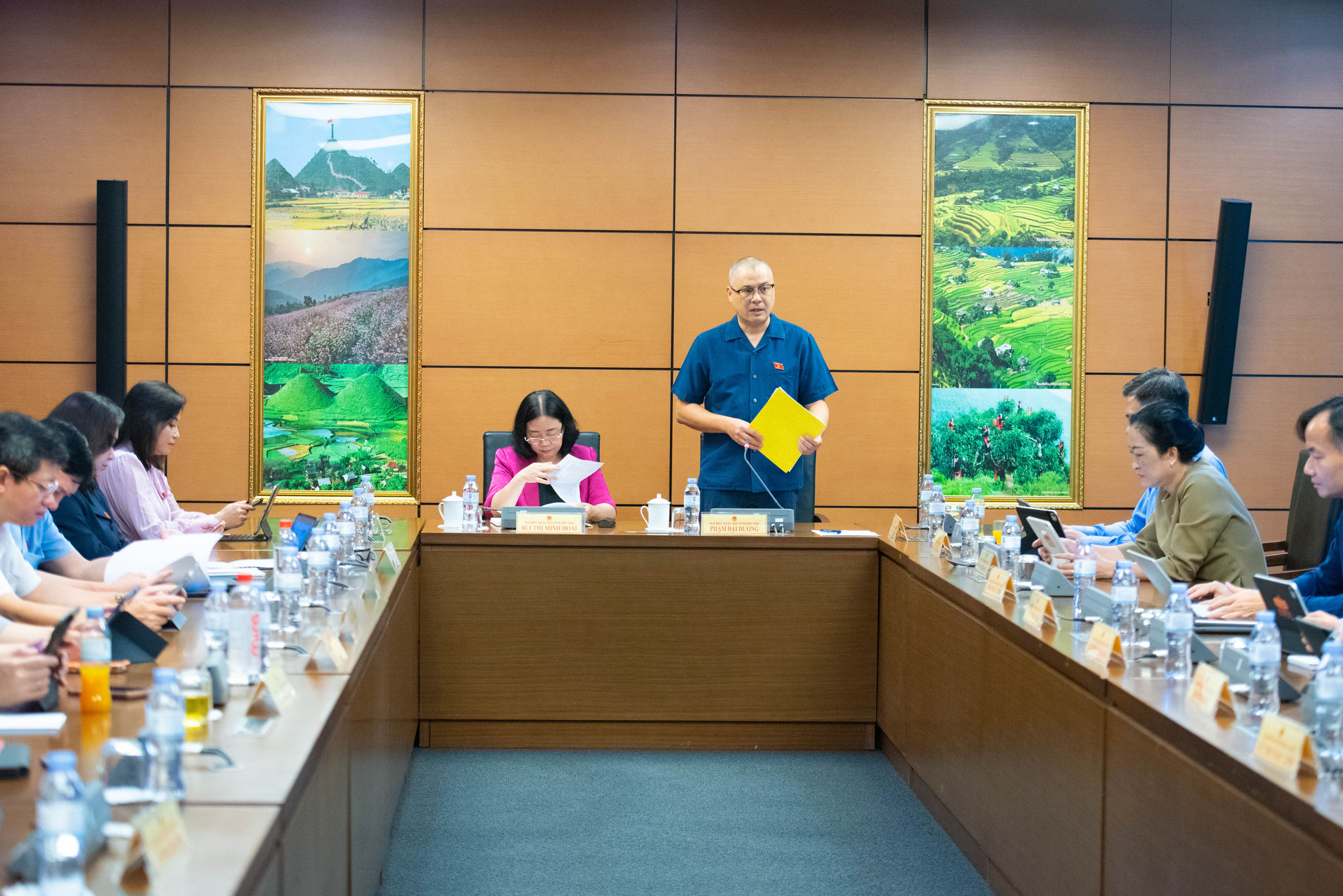 Trưởng đoàn ĐBQH tỉnh Phú Thọ Phạm Đại Dương điều hành phiên thảo luận Tổ. Ảnh Xuân Quý