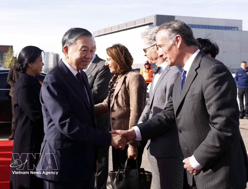 Belgian officials bid farewell to President To Lam and his spouse Ngo Phuong Ly at Melsbroek Military Airport, Brussels. (Photo: VNA)