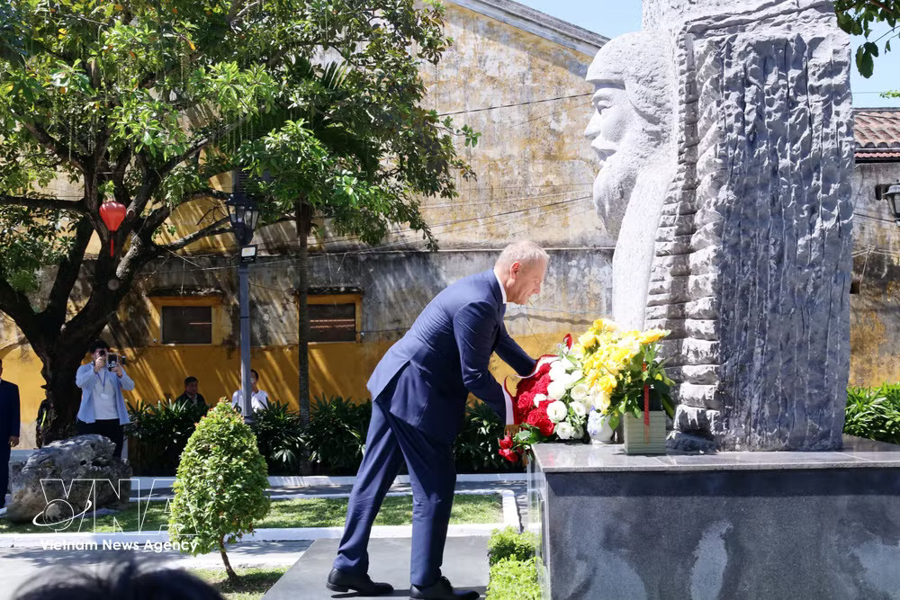 vnanet_potal-thu-tuong-ba-lan-donald-tusk-tham-va-giao-luu-voi-nguoi-dan-pho-co-hoi-an-9109528.jpg