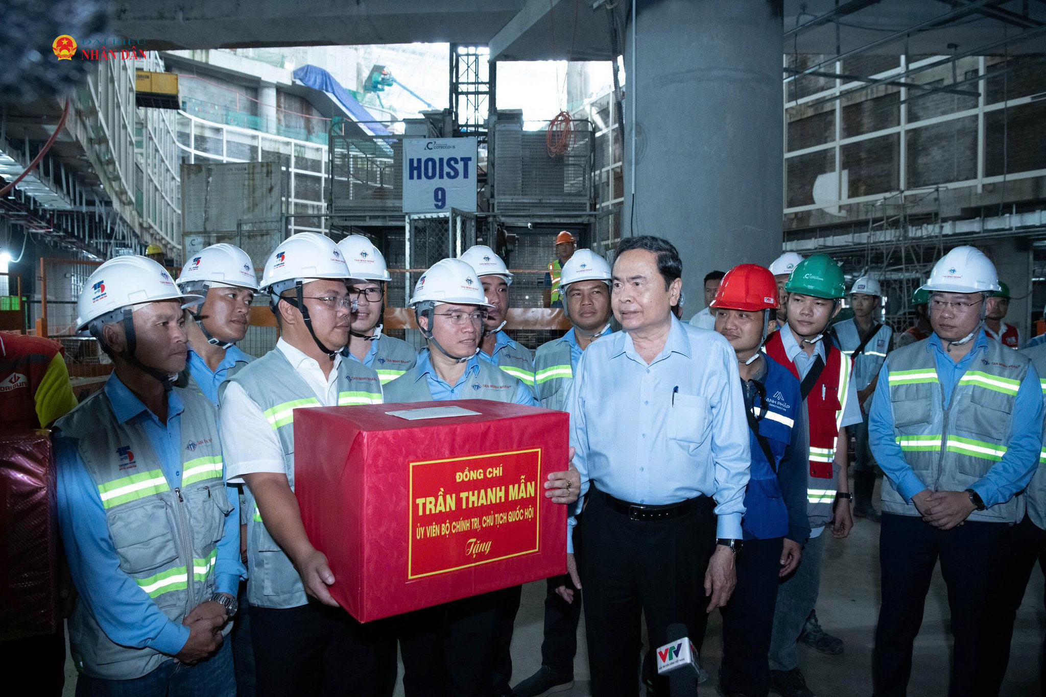 Chủ tịch Quốc hội Trần Thanh Mẫn tặng quà, động viên lực lượng cán bộ, kỹ sư, công nhân đang thi công tại các công trình, dự án phục vụ Hội nghị cấp cao APEC 2027