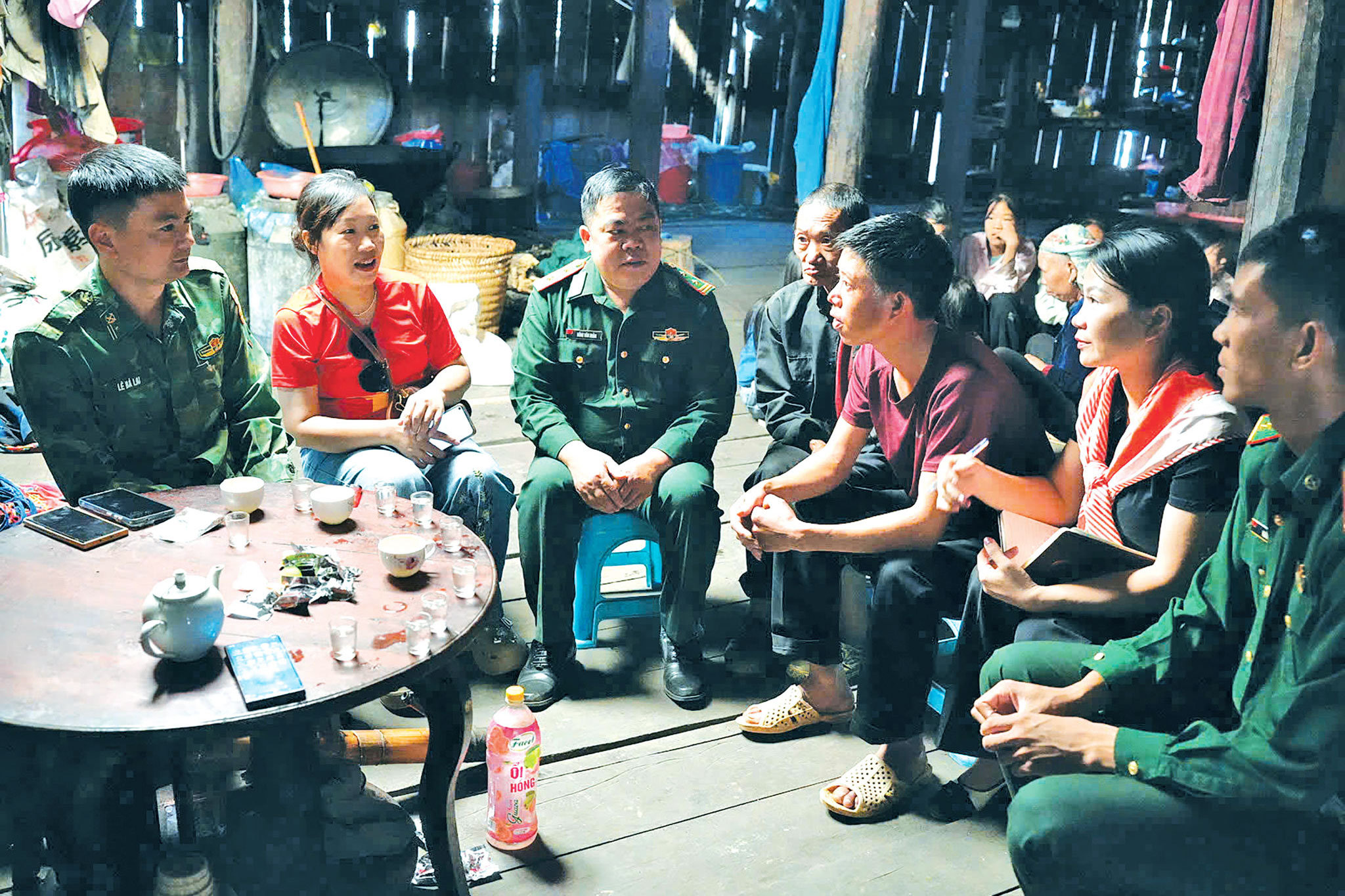 Cán bộ Đồn Biên phòng Xuân Trường trao đổi công tác tuyên truyền, phổ biến pháp luật với Bí thư Chi bộ xóm Cà Lò Chảo A San
