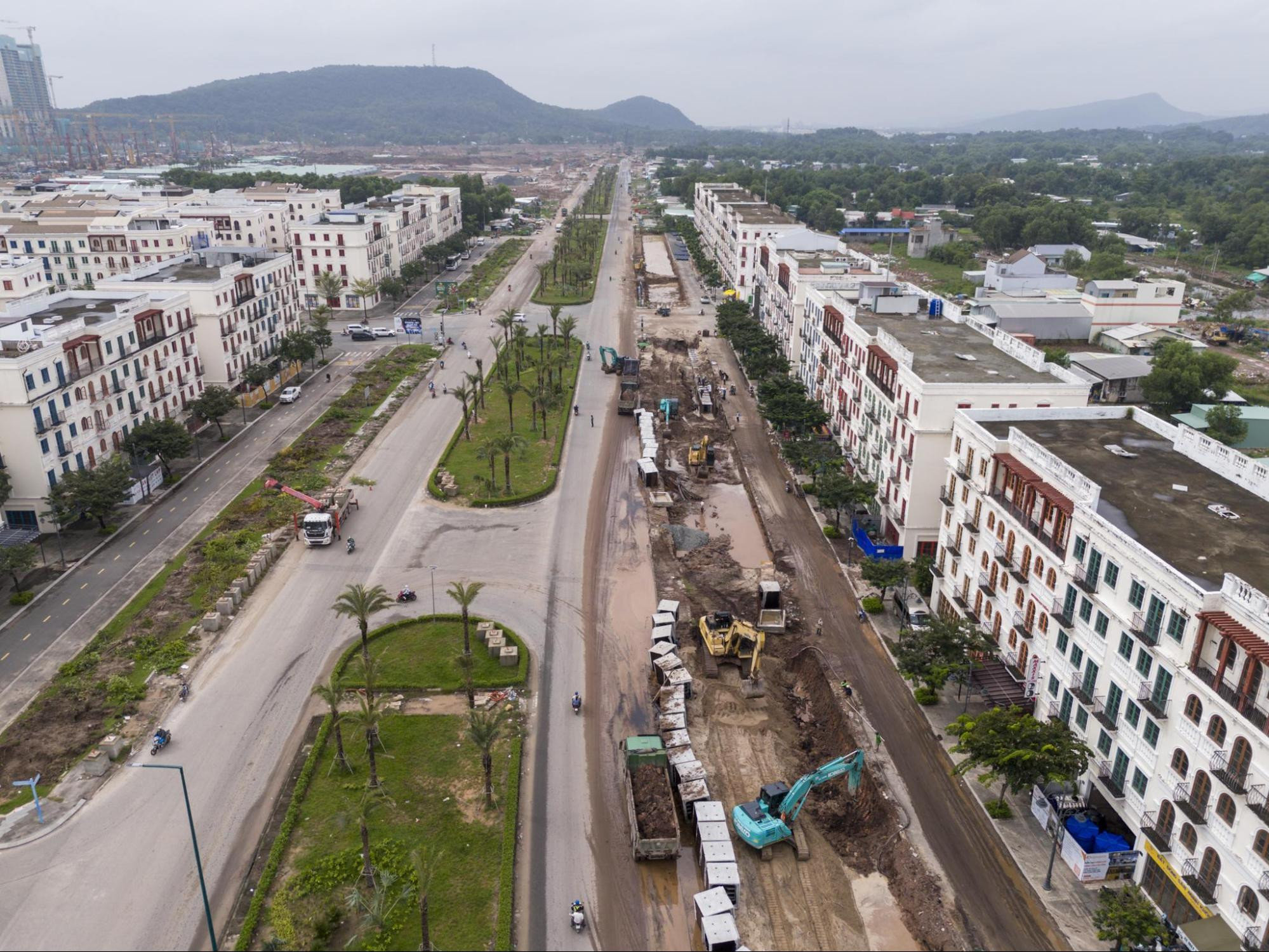 Tại công trường, nhà thầu đã tập kết 15 máy xúc, 50 xe ben chở đất, cát cùng đội ngũ kỹ sư nhằm chạy đua ngày đêm đưa các công trình về đích đúng kế hoạch