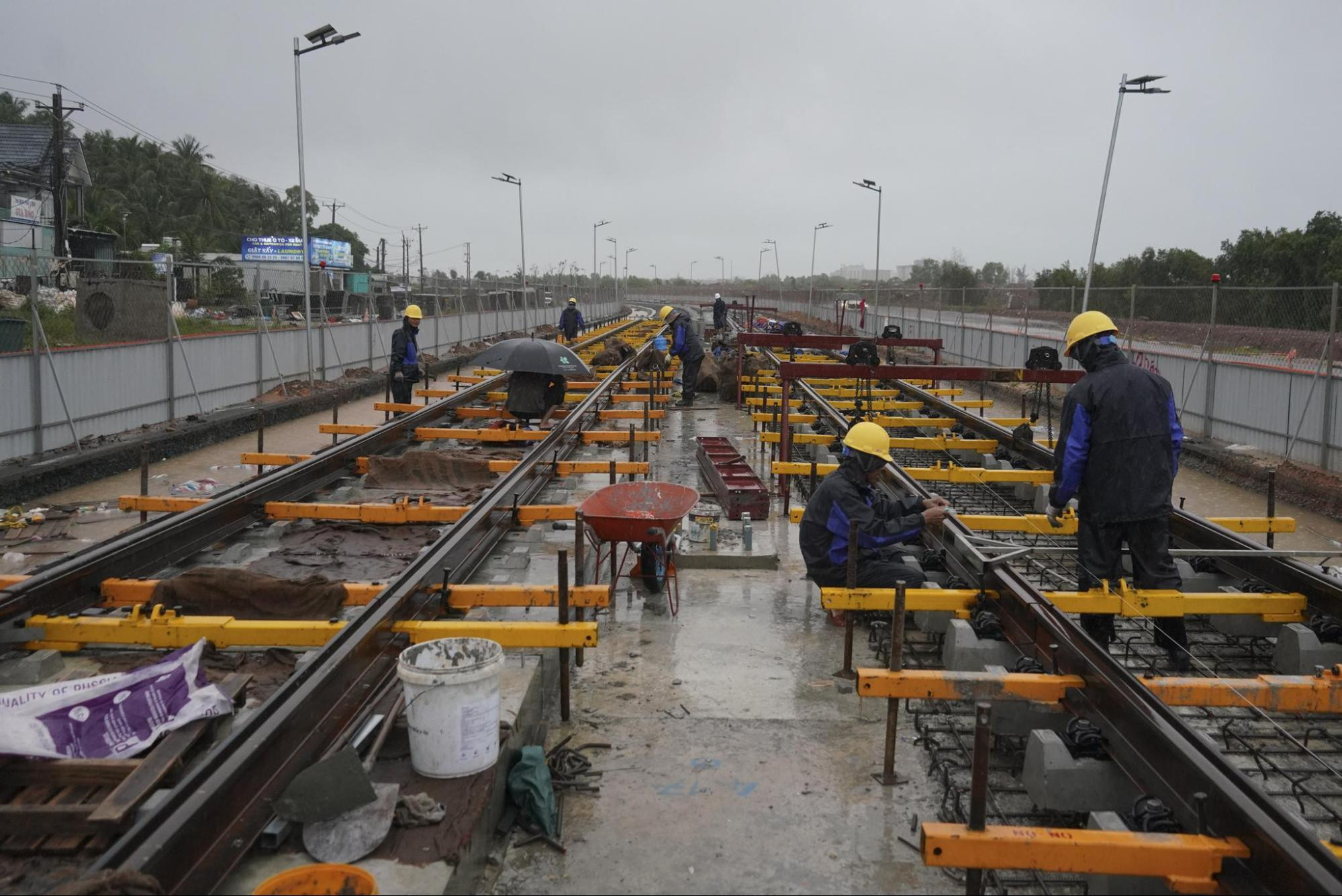Đơn vị thi công huy động tối đa nhân công và thiết bị máy móc, khẩn trương thi công các công trình