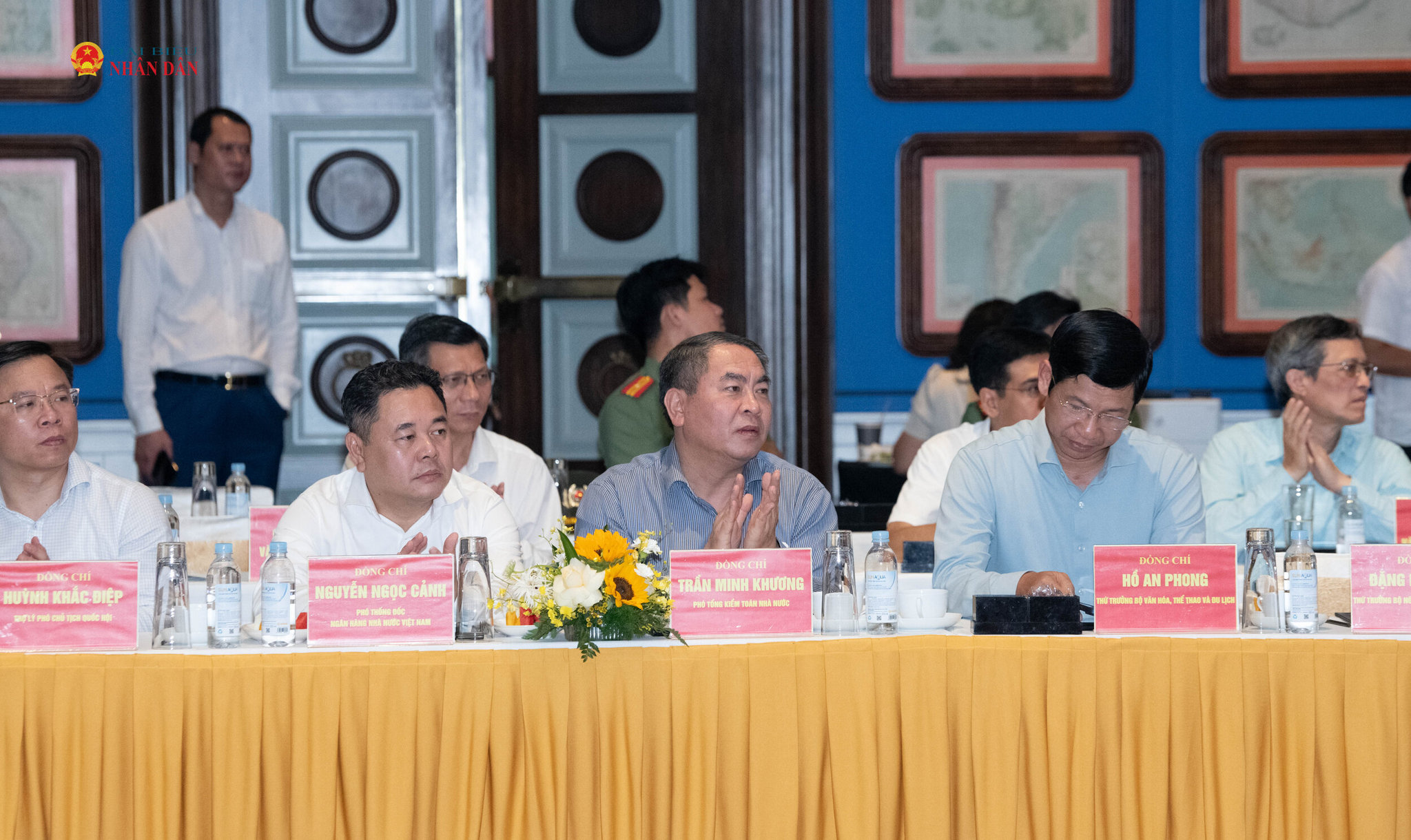 Các đại biểu tham dự cuộc làm việc.3