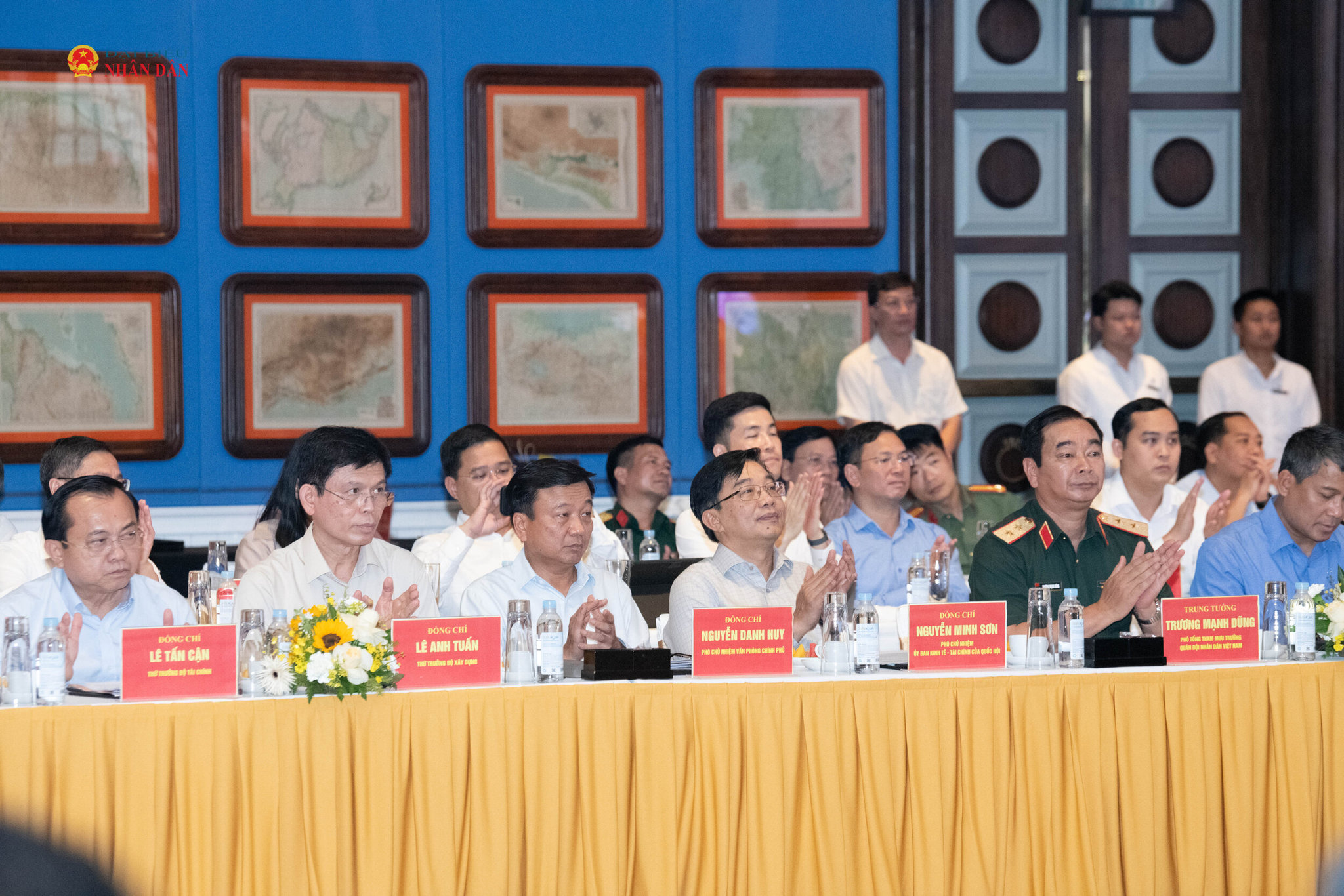 Các đại biểu tham dự cuộc làm việc.4