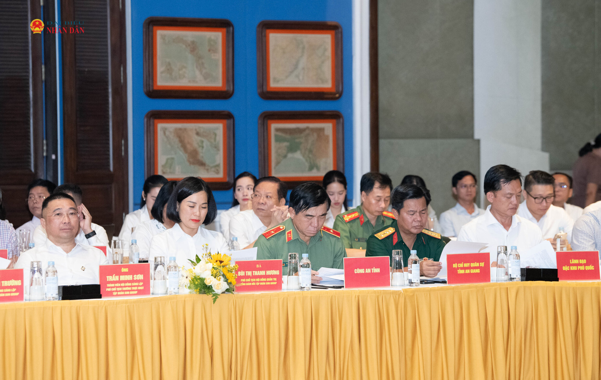 Các đại biểu tham dự cuộc làm việc.5