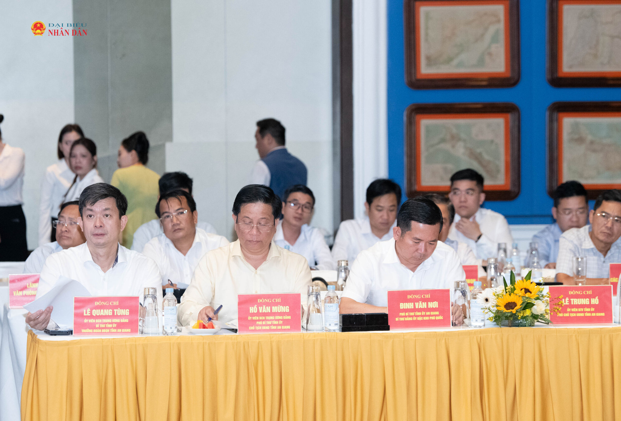 Các đại biểu tham dự cuộc làm việc.6