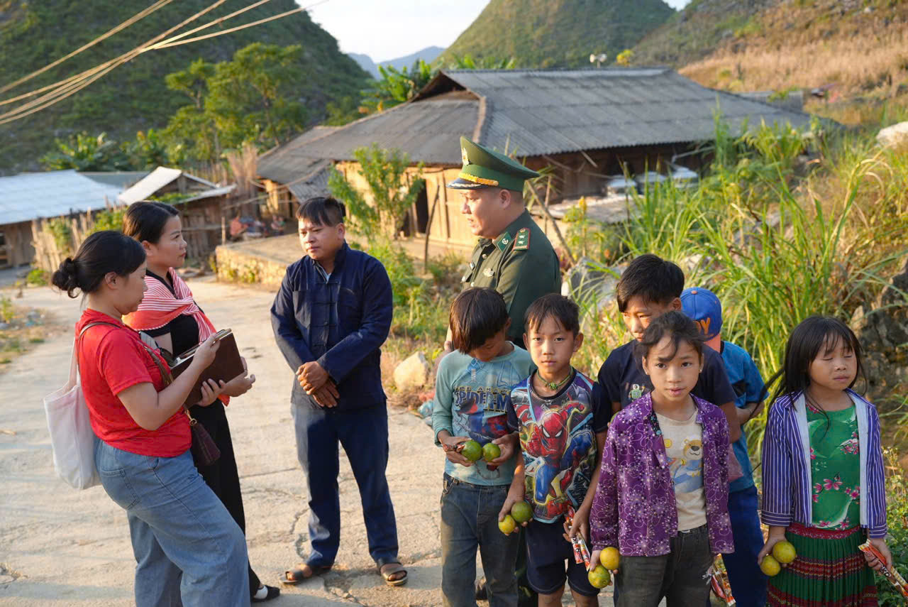 Bí thư Chi bộ xóm Lũng Mần Sùng Mí Có chia sẻ với phóng viên Báo Đại biểu Nhân dân về việc khai thông tư tưởng cho bà con trong công tác mở đường