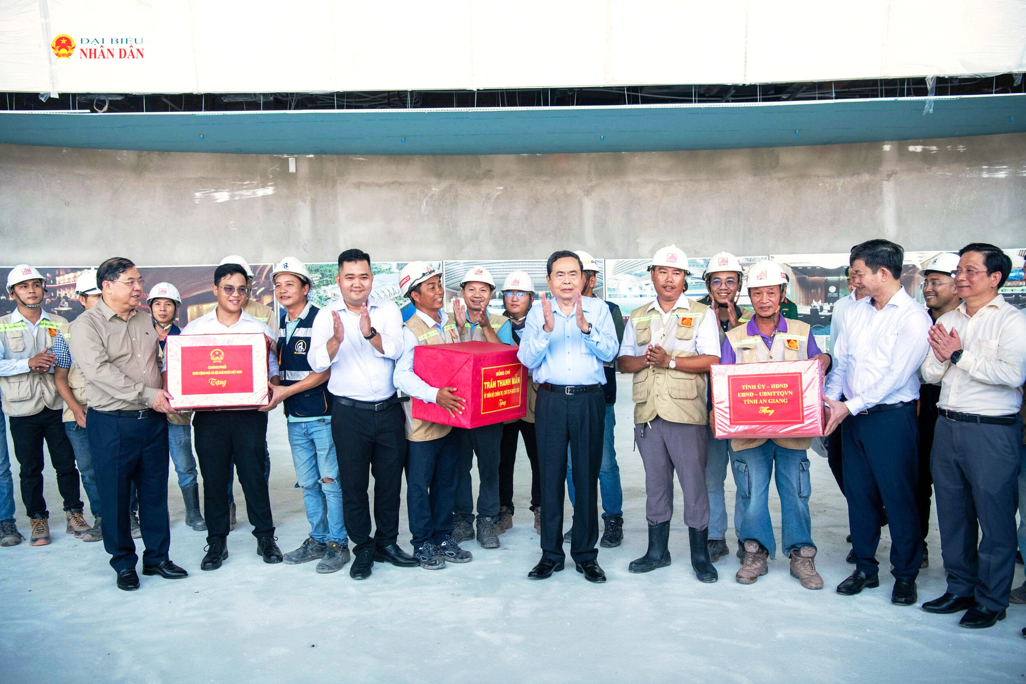 Chủ tịch Quốc hội Trần Thanh Mẫn tặng quà, động viên lực lượng cán bộ, kỹ sư, công nhân đang thi công tại các công trình, dự án phục vụ Hội nghị cấp cao APEC 2027