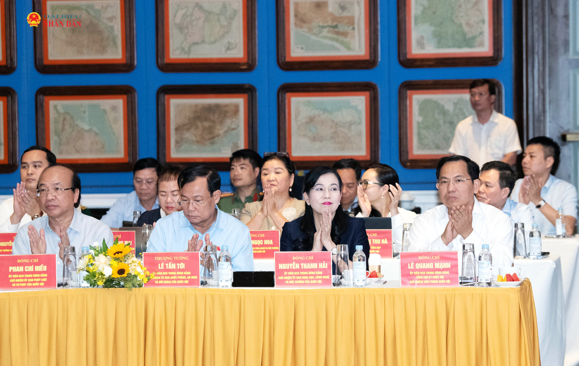 Các đại biểu tham dự cuộc làm việc