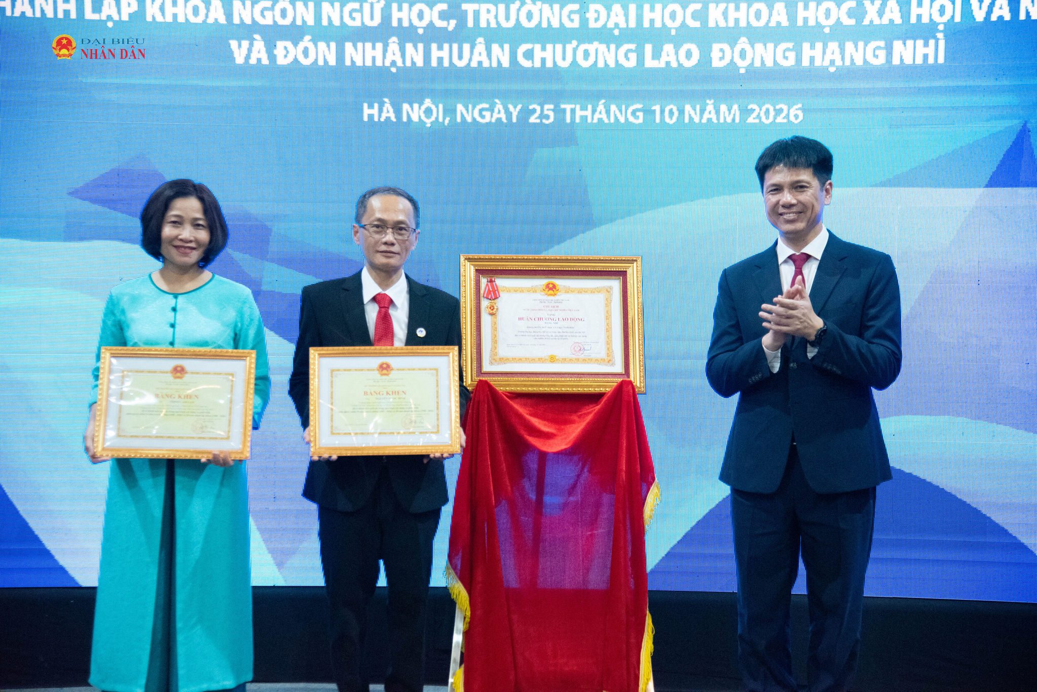 Phó giám đốc thường trực Đại học Quốc gia Hà Nội Nguyễn Hiệu trao Bằng khen của Bộ trưởng Bộ Giáo dục và Đào tạo tặng 2 cá nhân của Khoa Ngôn ngữ học và Việt Nam học