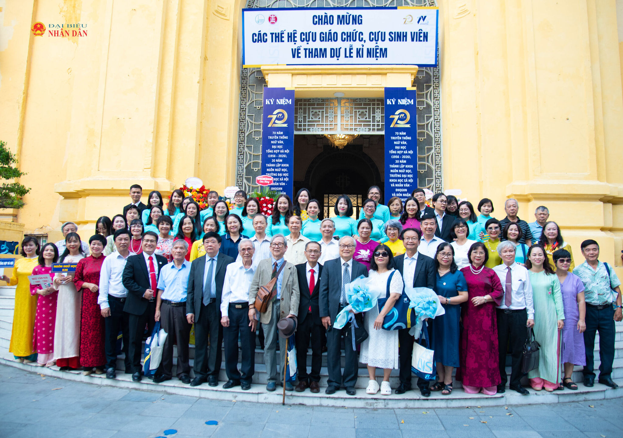 Các đại biểu chụp ảnh lưu niệm tại buổi lễ