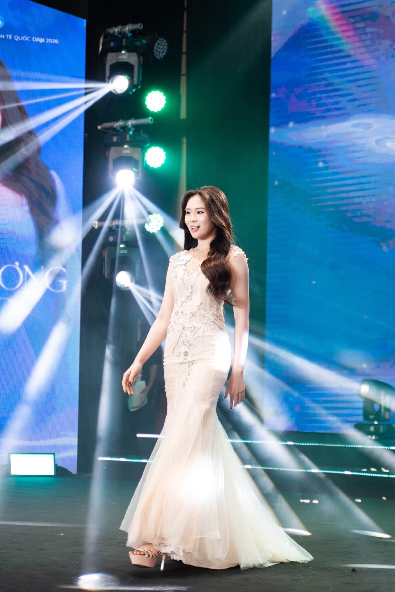 Phần thi catwalk của thí sinh tại đêm Chung kết