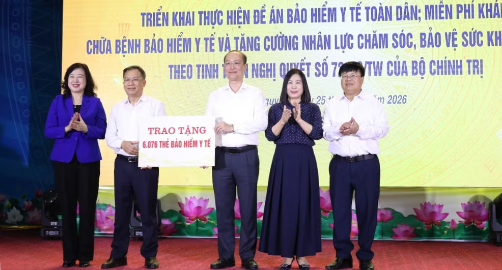 Bộ trưởng Y tế Đào Hồng Lan và Giám đốc Bảo hiểm xã hội Việt Nam Lê Hùng Sơn trao biển hỗ trợ BHYT cho ngành Y tế Thái Nguyên