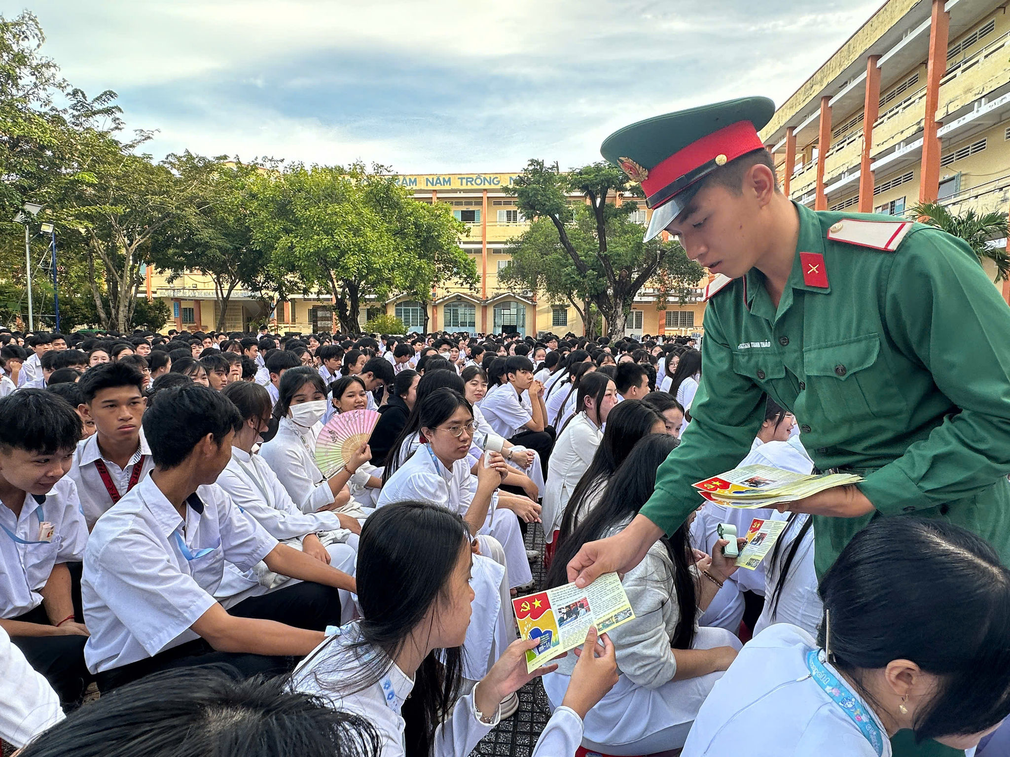 Tiểu đoàn 519 trao tờ gấp tuyên truyền pháp luật cho học sinh Trường THPT Nguyễn Thần Hiến
