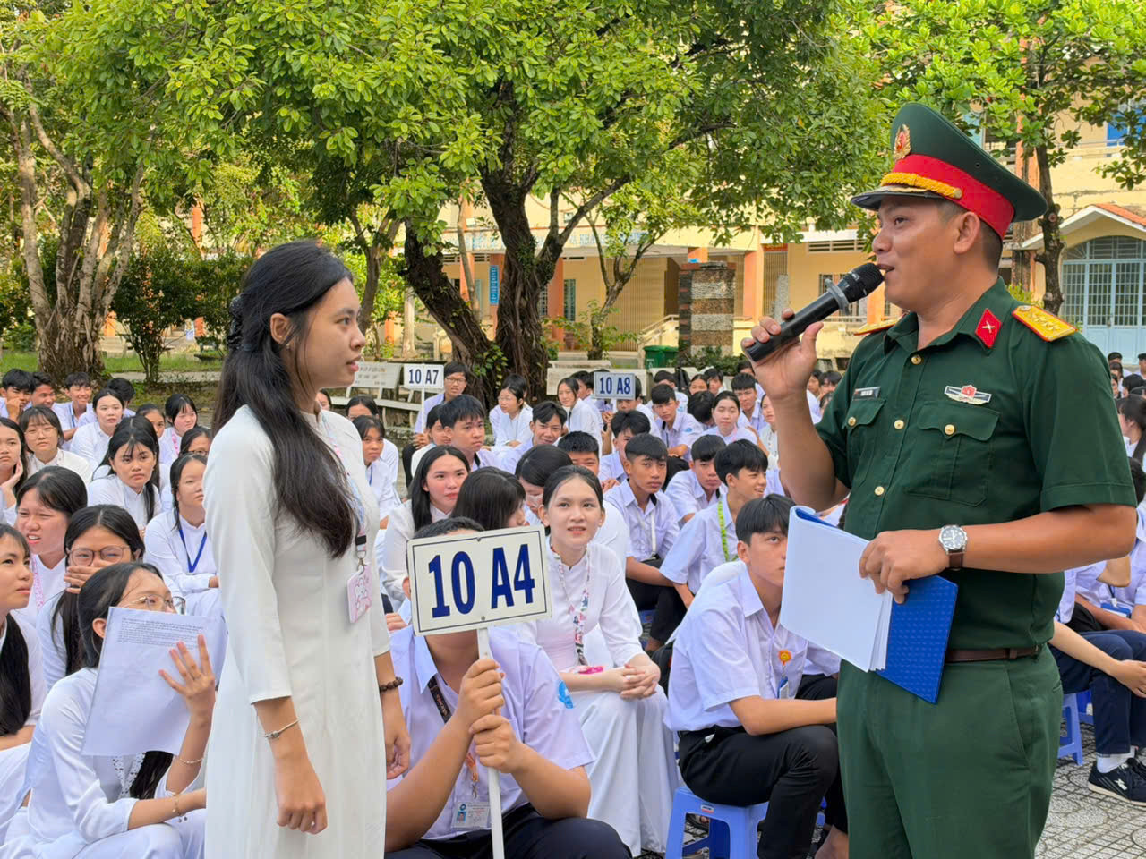 Tiểu đoàn 519 tuyên truyền, phổ biến, giáo dục pháp luật và cấp tờ gấp tuyên truyền pháp luật cho học sinh Trường THPT Nguyễn Thần Hiến, phường Hà Tiên
