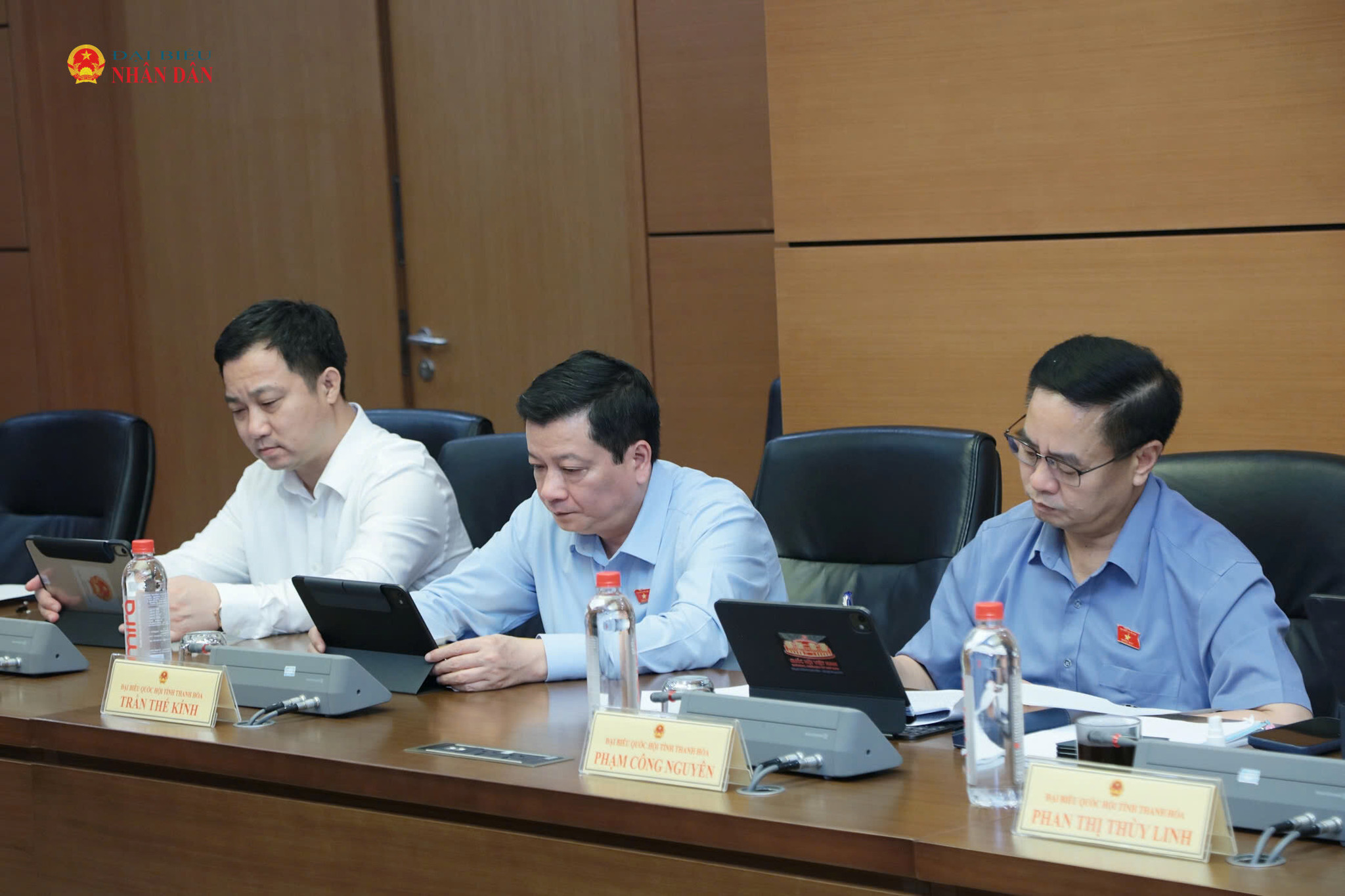Các ĐBQH tỉnh Thanh Hóa tham dự thảo luận tổ