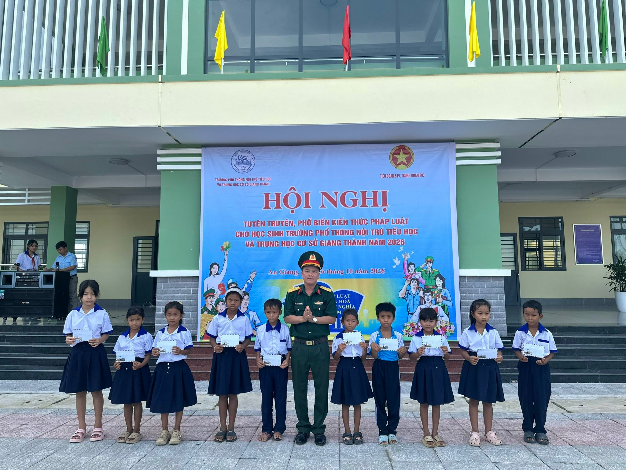 Tiểu đoàn 519 trao 10 suất, mỗi suất 200.000 đồng cho học sinh Trường Phổ thông nội trú Tiểu học và THCS Giang Thành