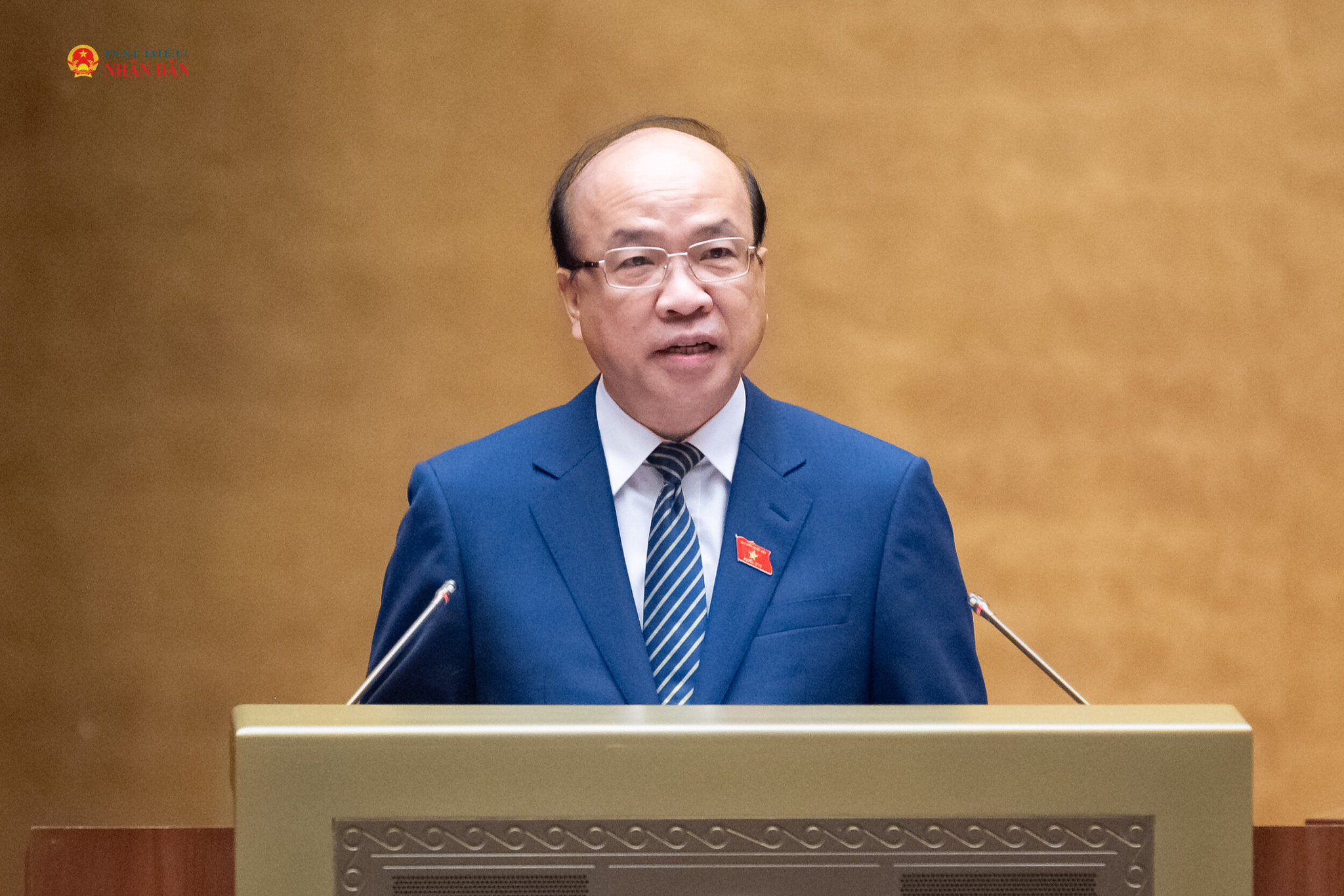 Chủ nhiệm Ủy ban Pháp luật và Tư pháp Phan Chí Hiếu trình bày Báo cáo thẩm tra về dự án Luật Xử lý vi phạm hành chính (sửa đổi). Ảnh: Phạm Thắng