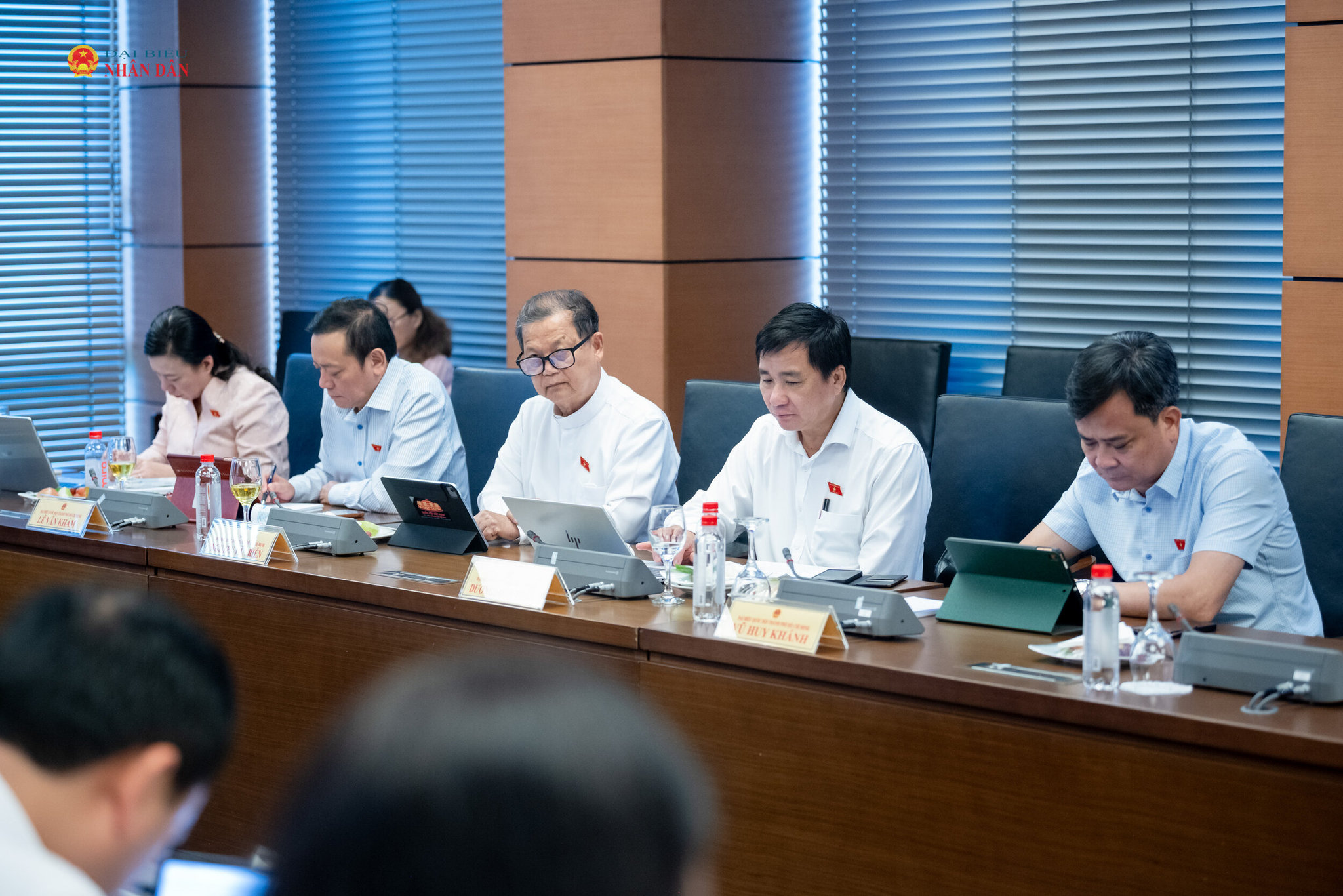 Đại biểu tham dự phiên thảo luận tại Tổ 2