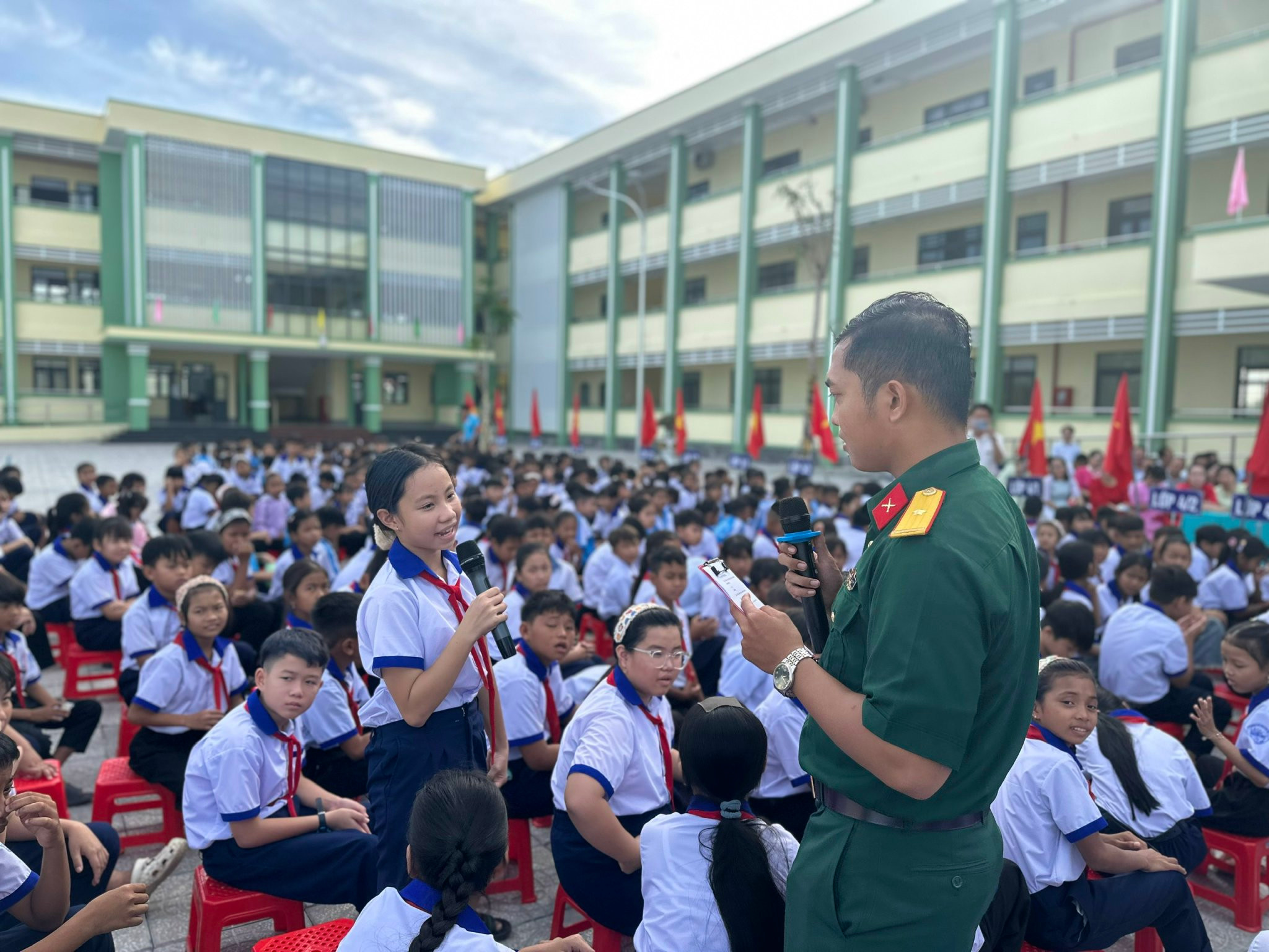 Tiểu đoàn 519 tuyên truyền, phổ biến, giáo dục pháp luật cho học sinh Trường Phổ thông nội trú Tiểu học và THCS Giang Thành